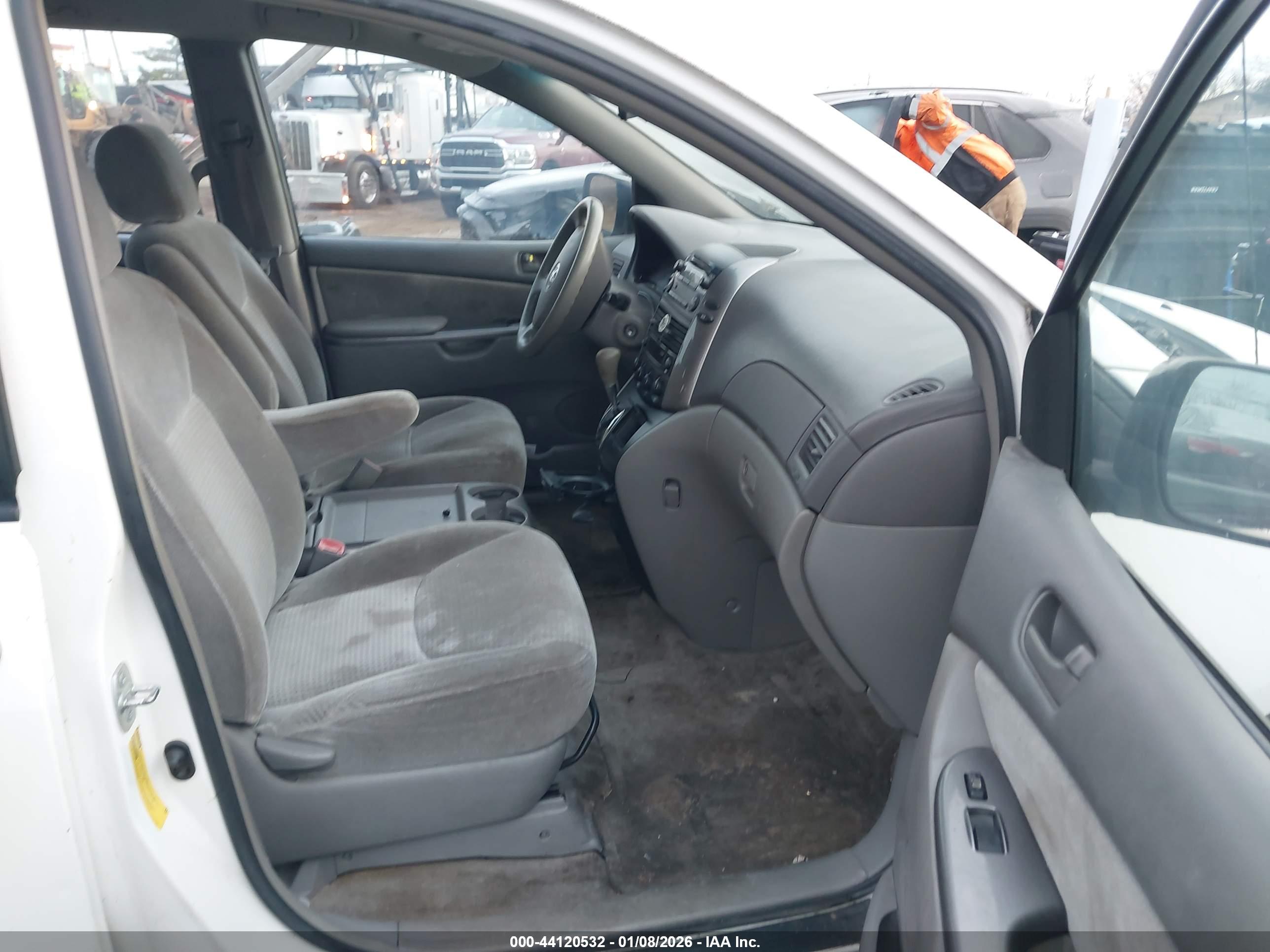 TOYOTA SIENNA image 5