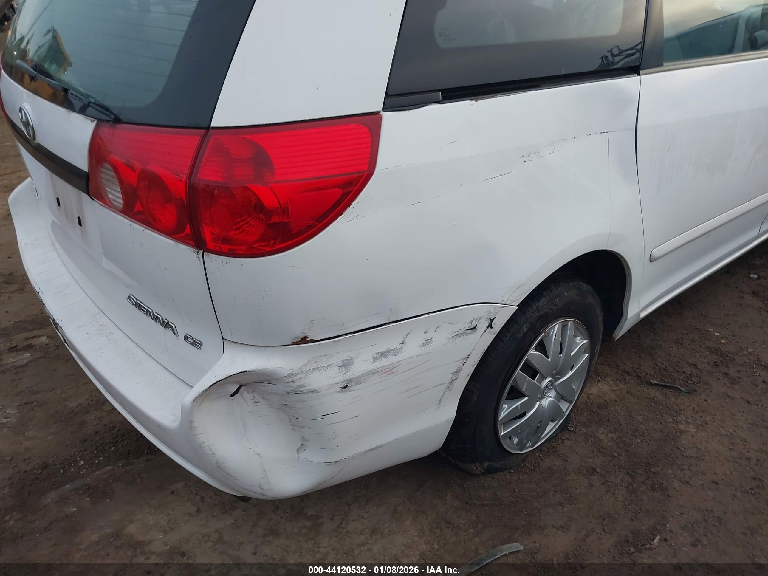TOYOTA SIENNA image 6