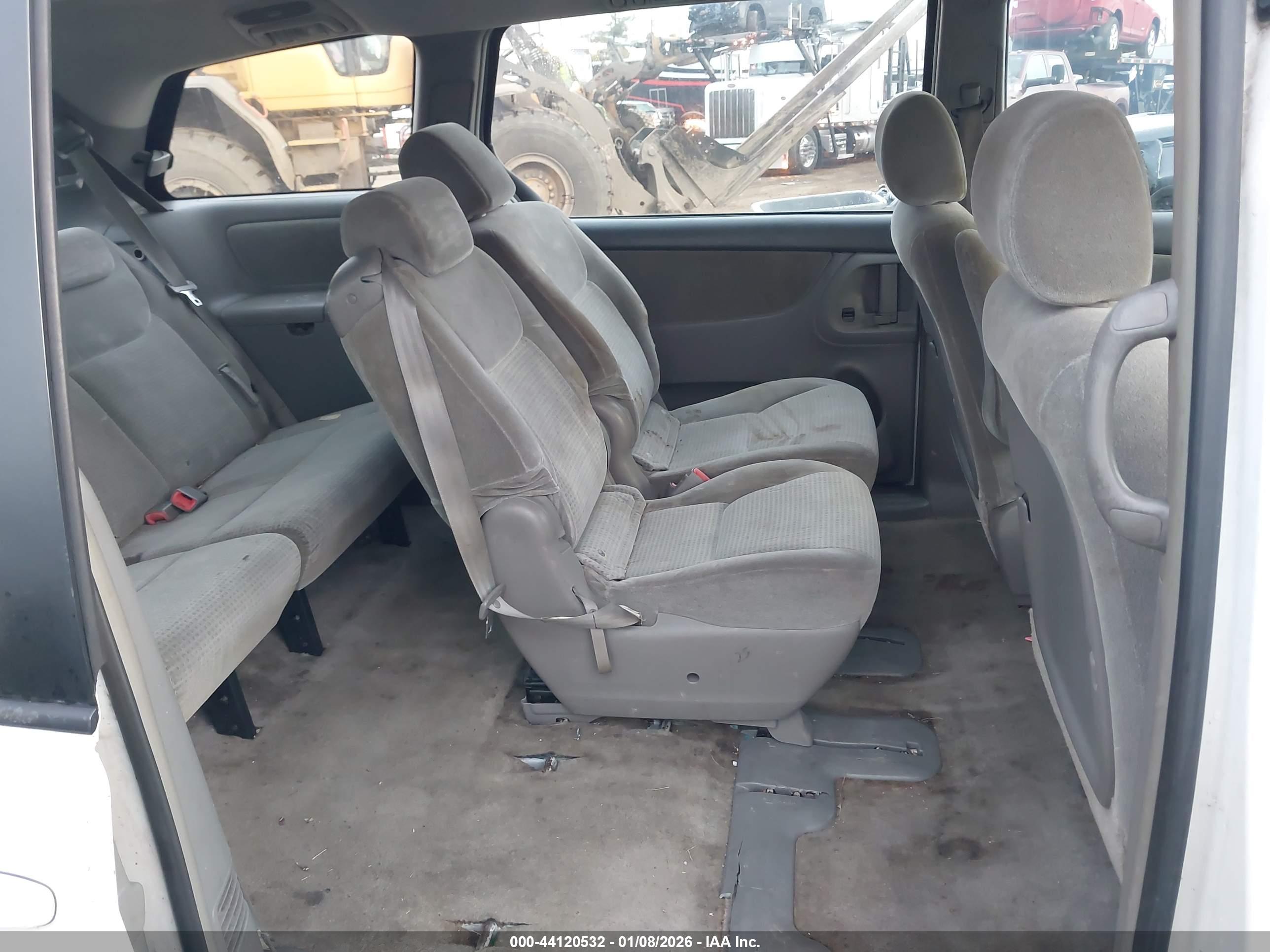 TOYOTA SIENNA image 8