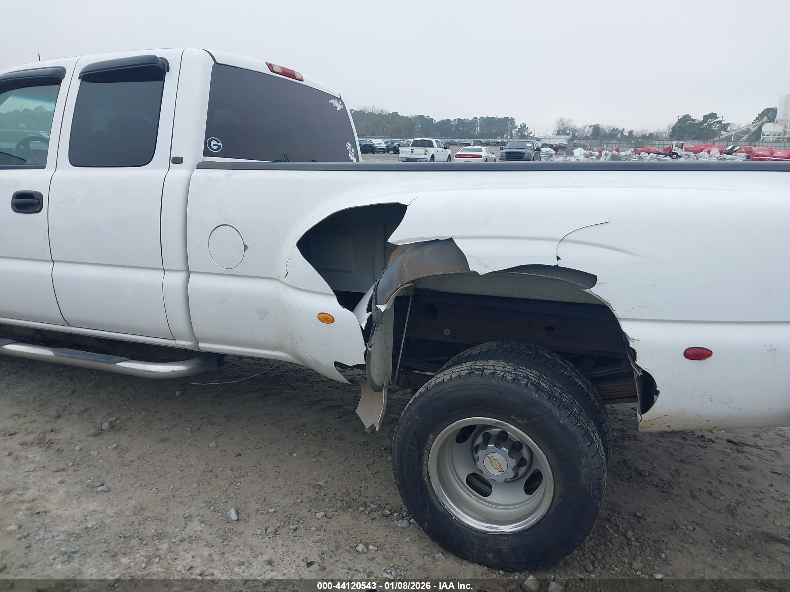 CHEVROLET SILVERADO image 6