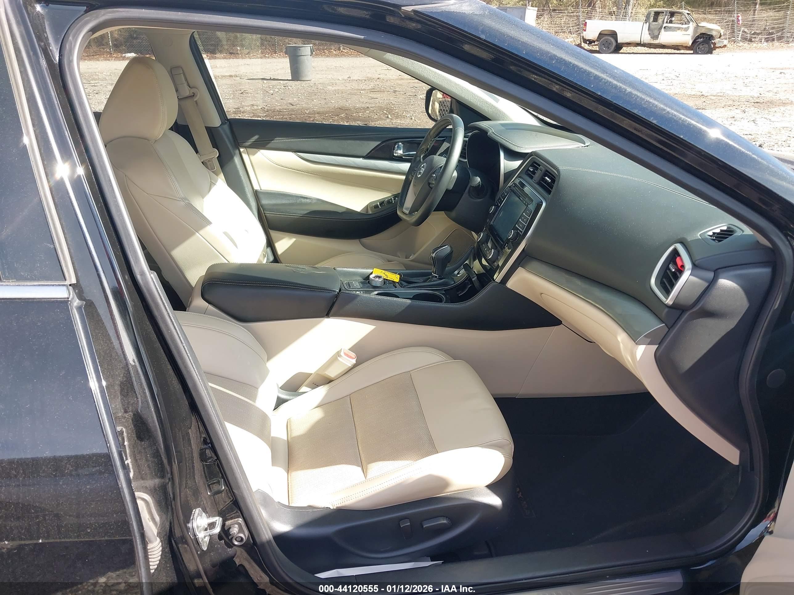 NISSAN MAXIMA image 5
