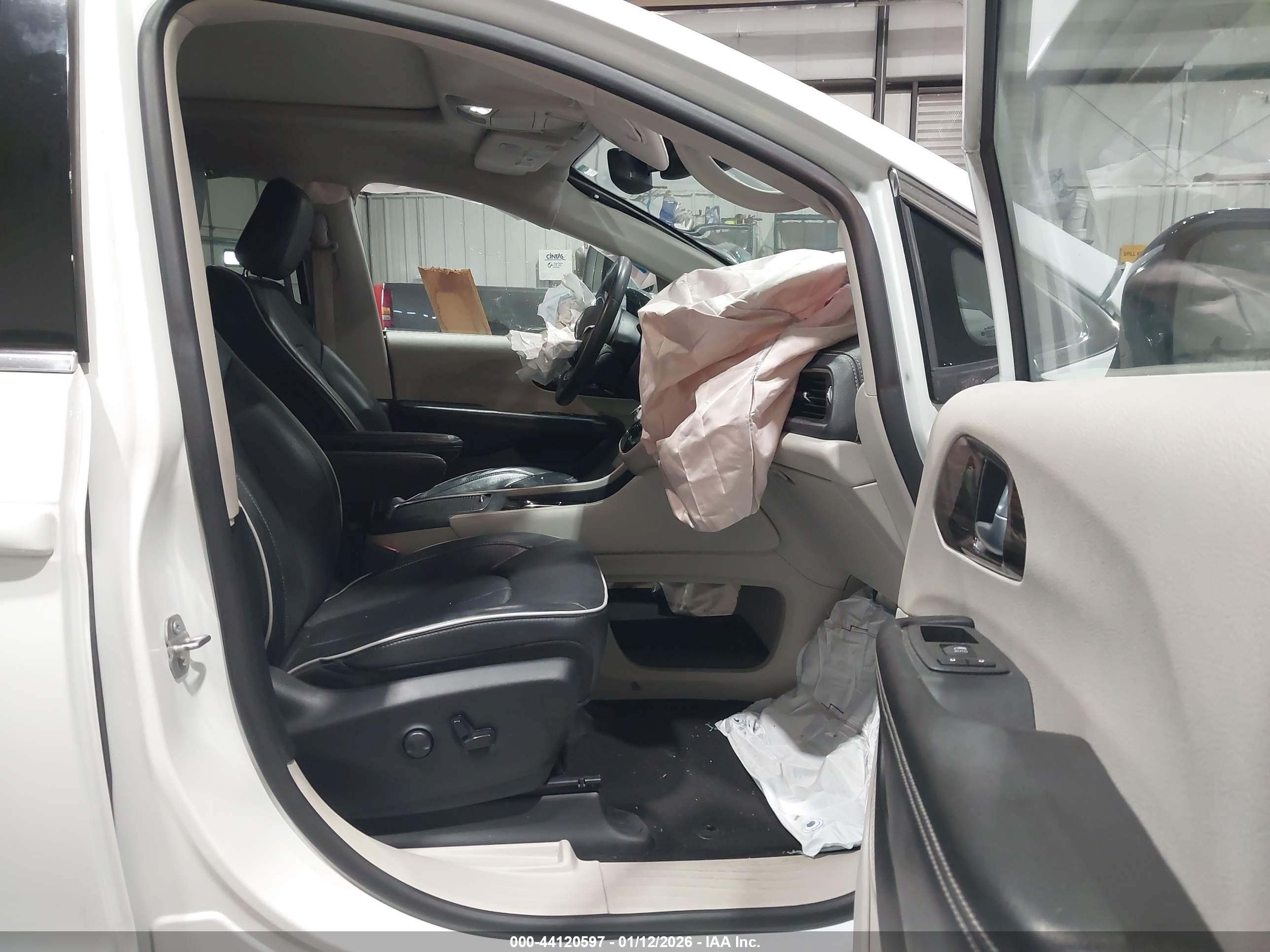 CHRYSLER PACIFICA image 5