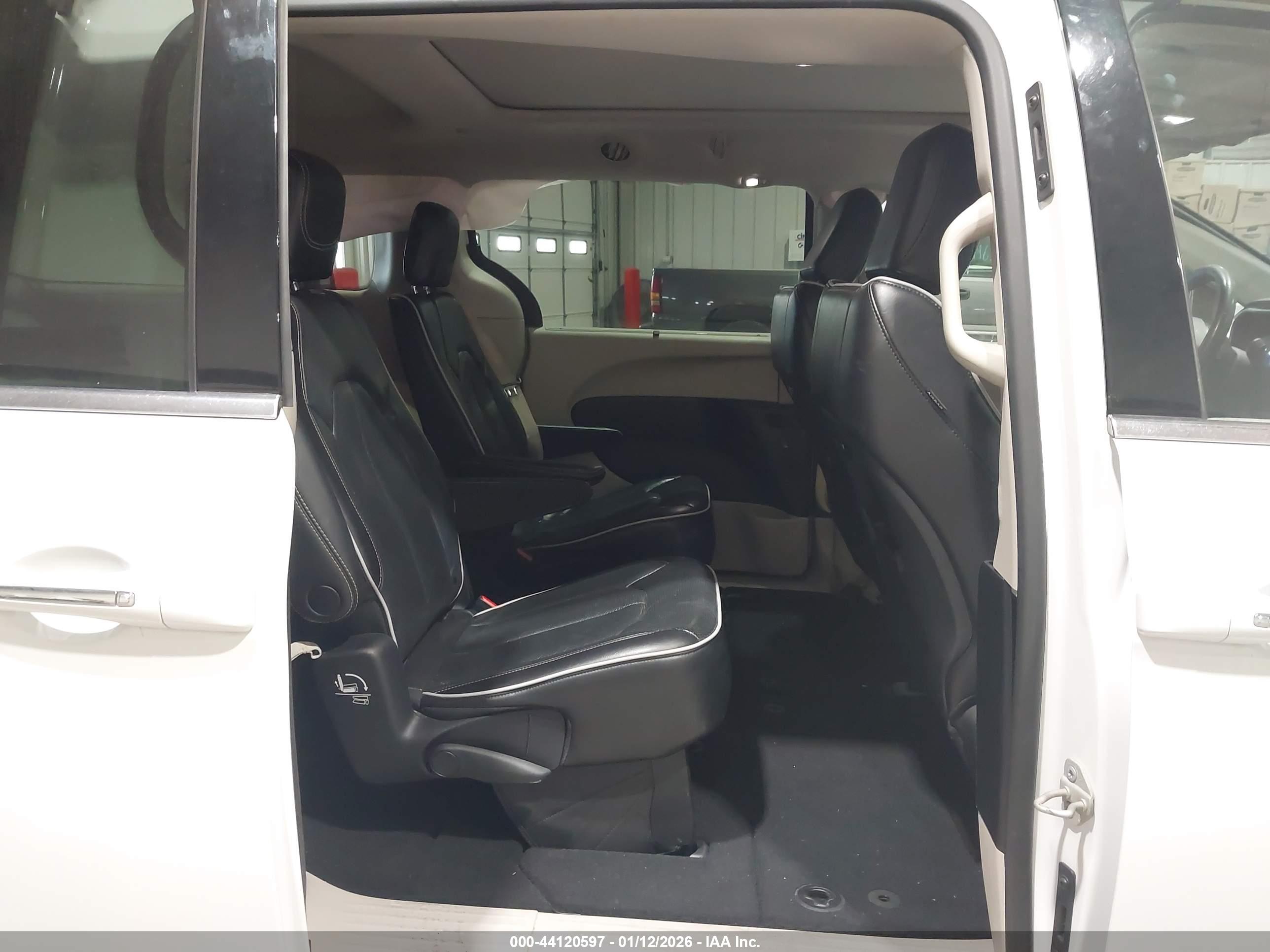 CHRYSLER PACIFICA image 8