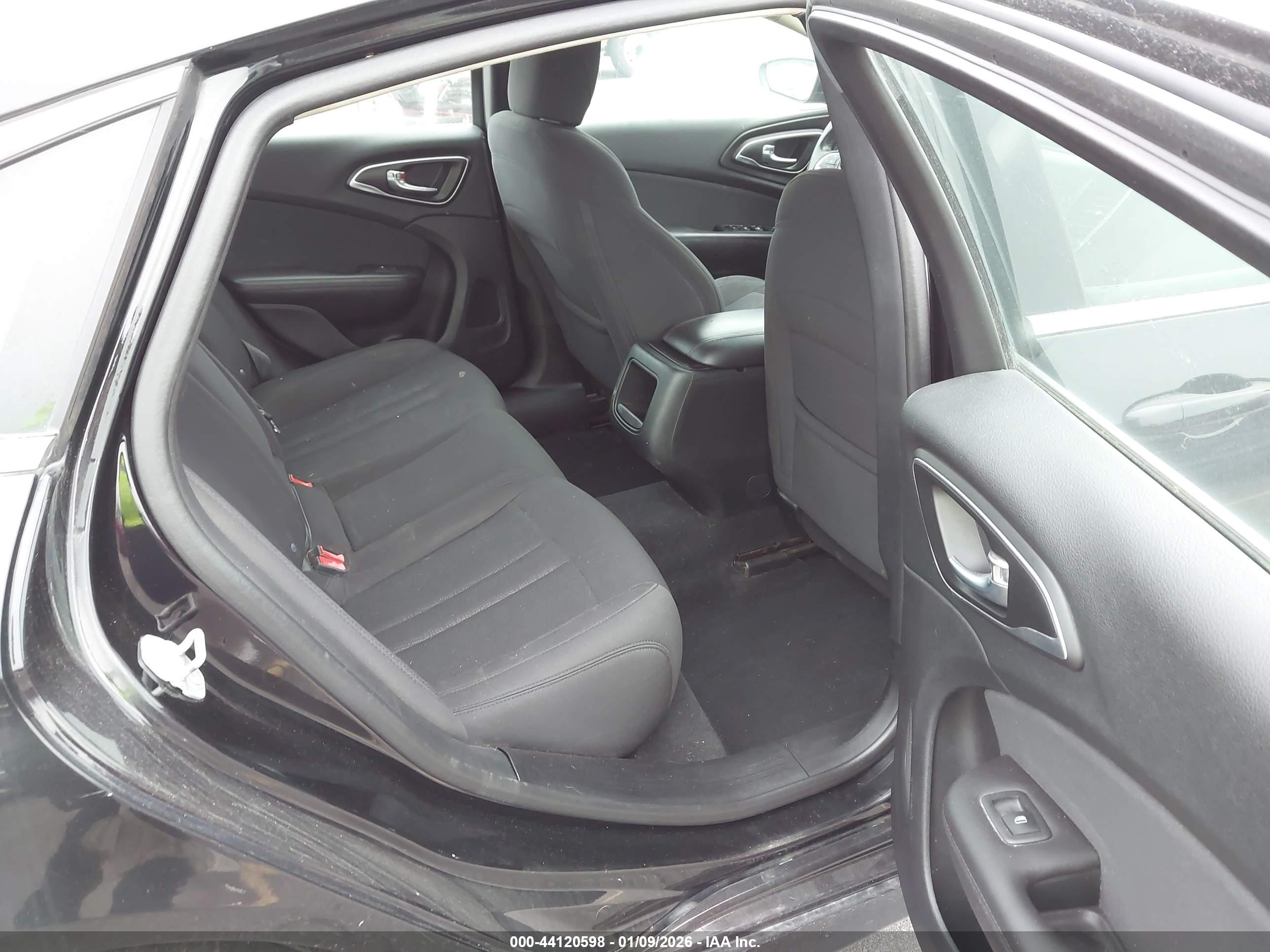 CHRYSLER 200 image 8