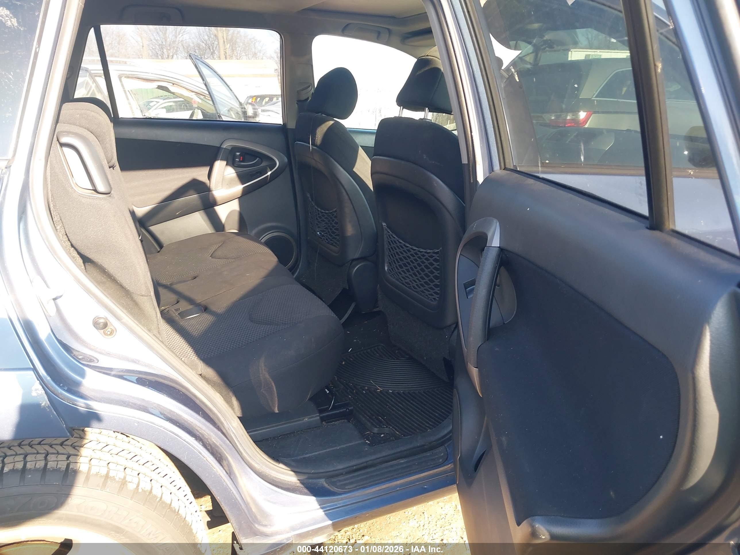 TOYOTA RAV4 image 8