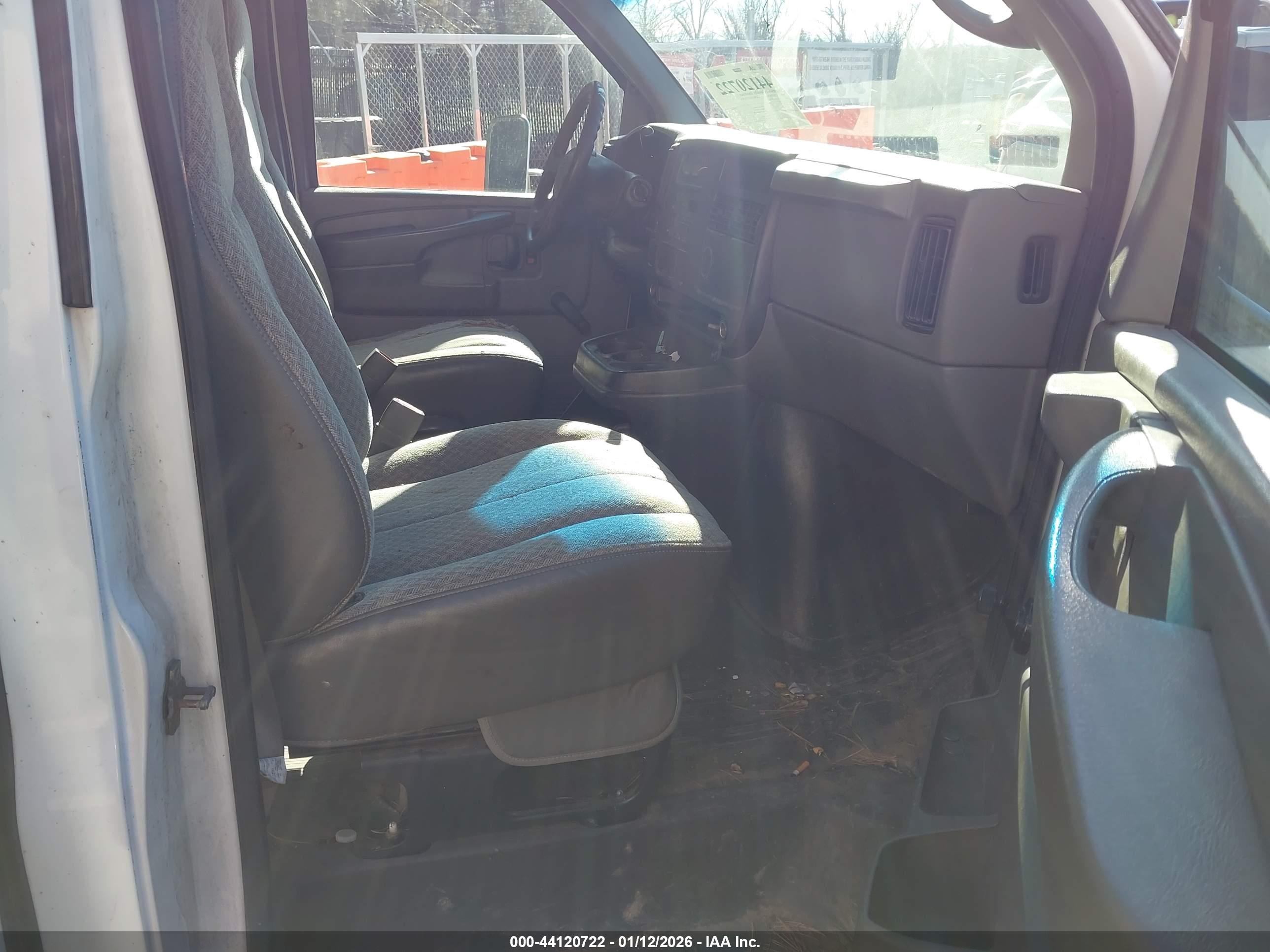 CHEVROLET EXPRESS image 5