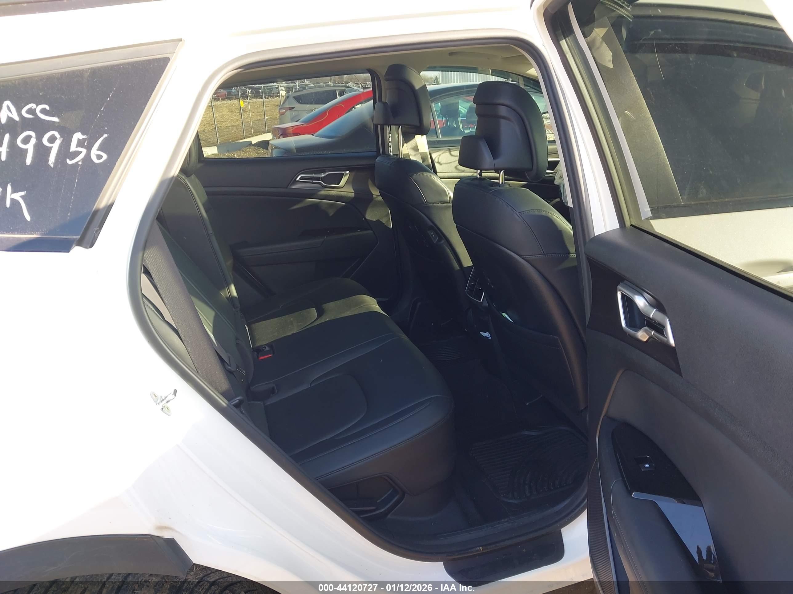 KIA SPORTAGE image 8