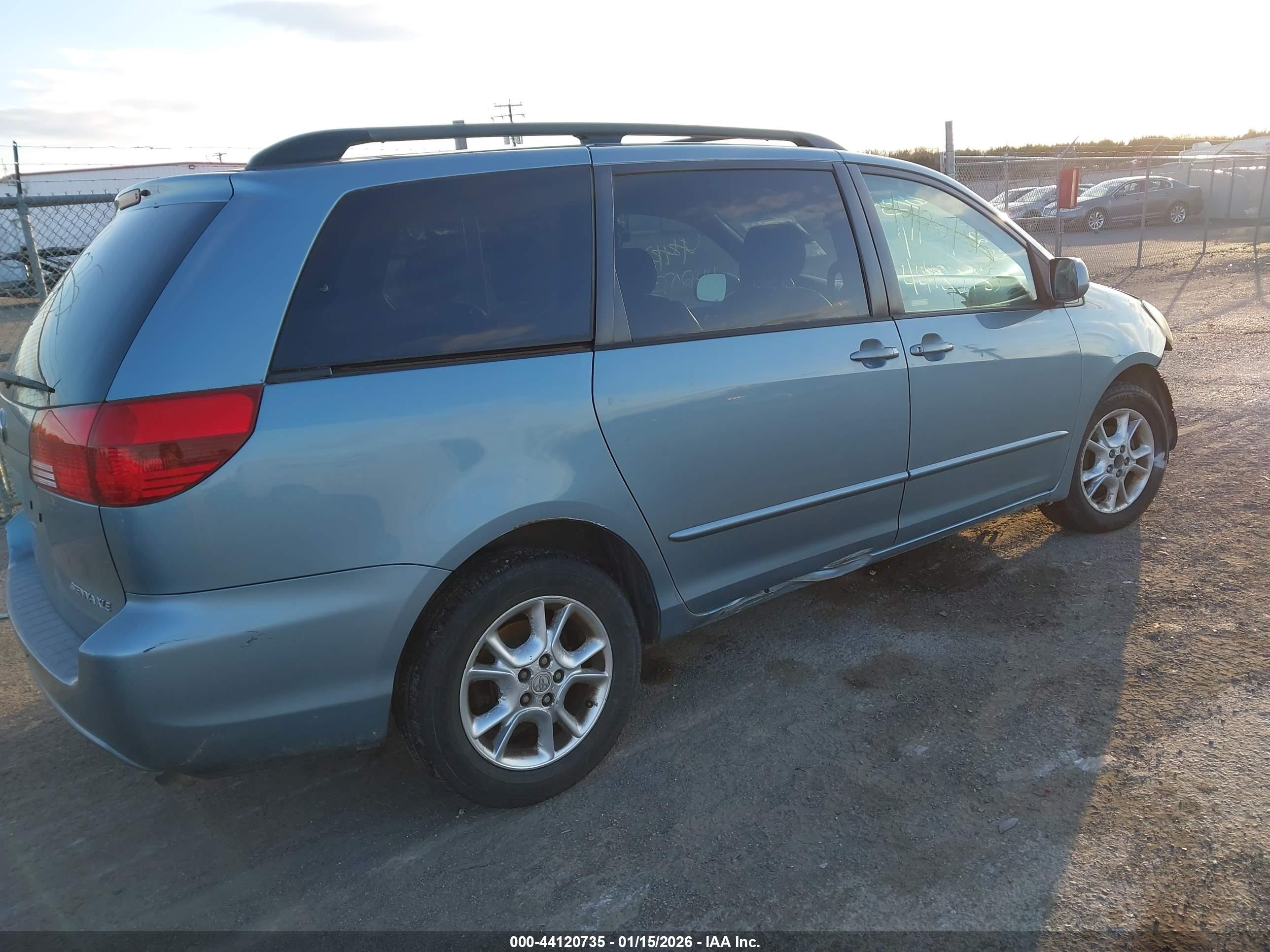 TOYOTA SIENNA image 4