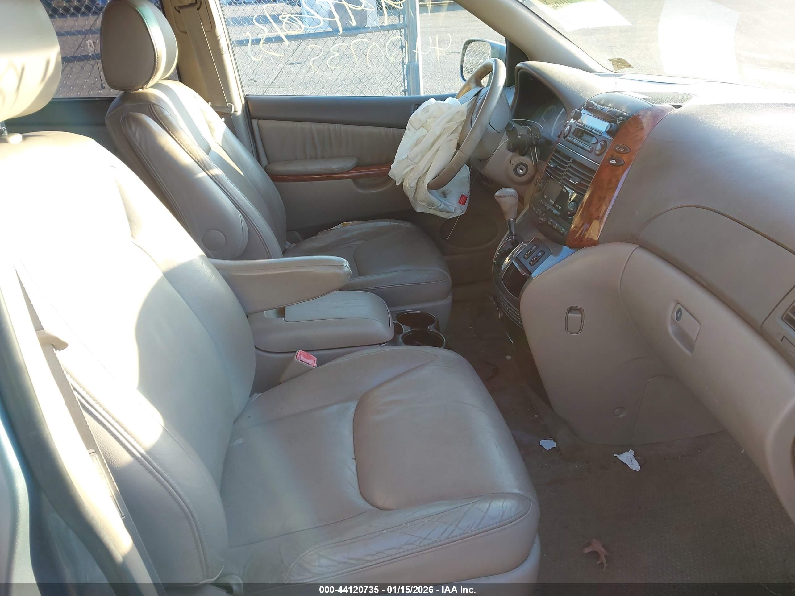 TOYOTA SIENNA image 5