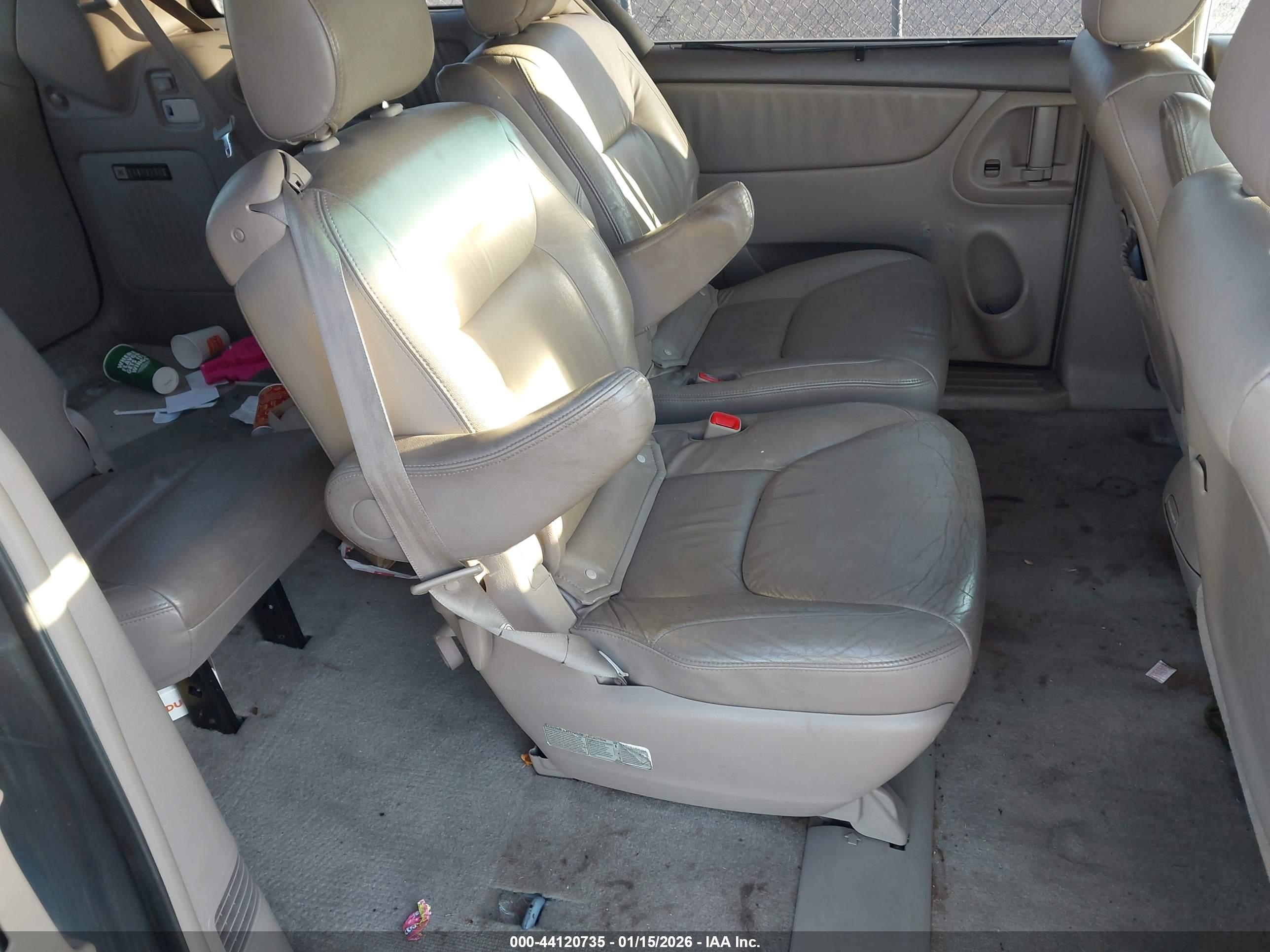 TOYOTA SIENNA image 8