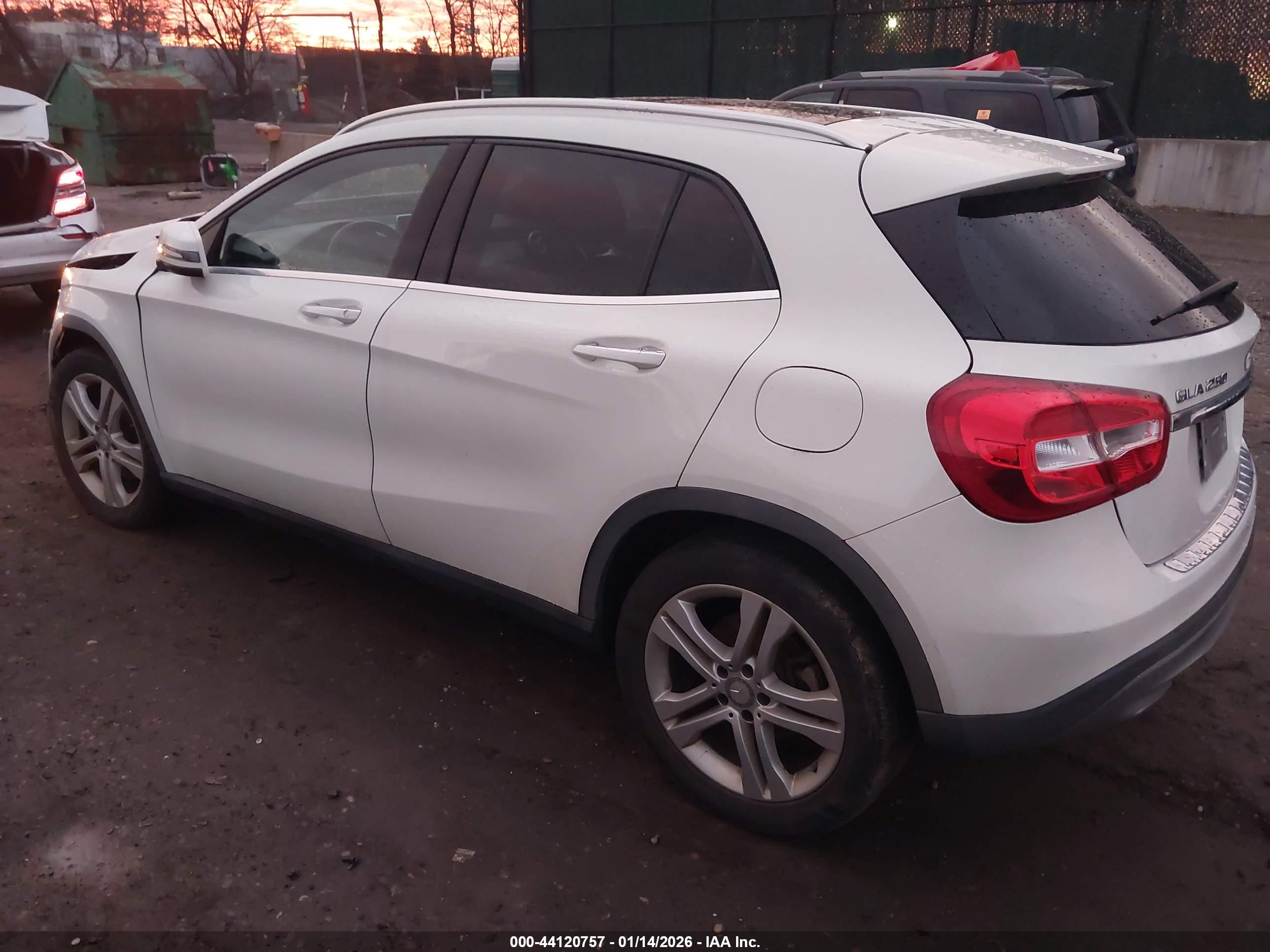 MERCEDES-BENZ GLA image 3