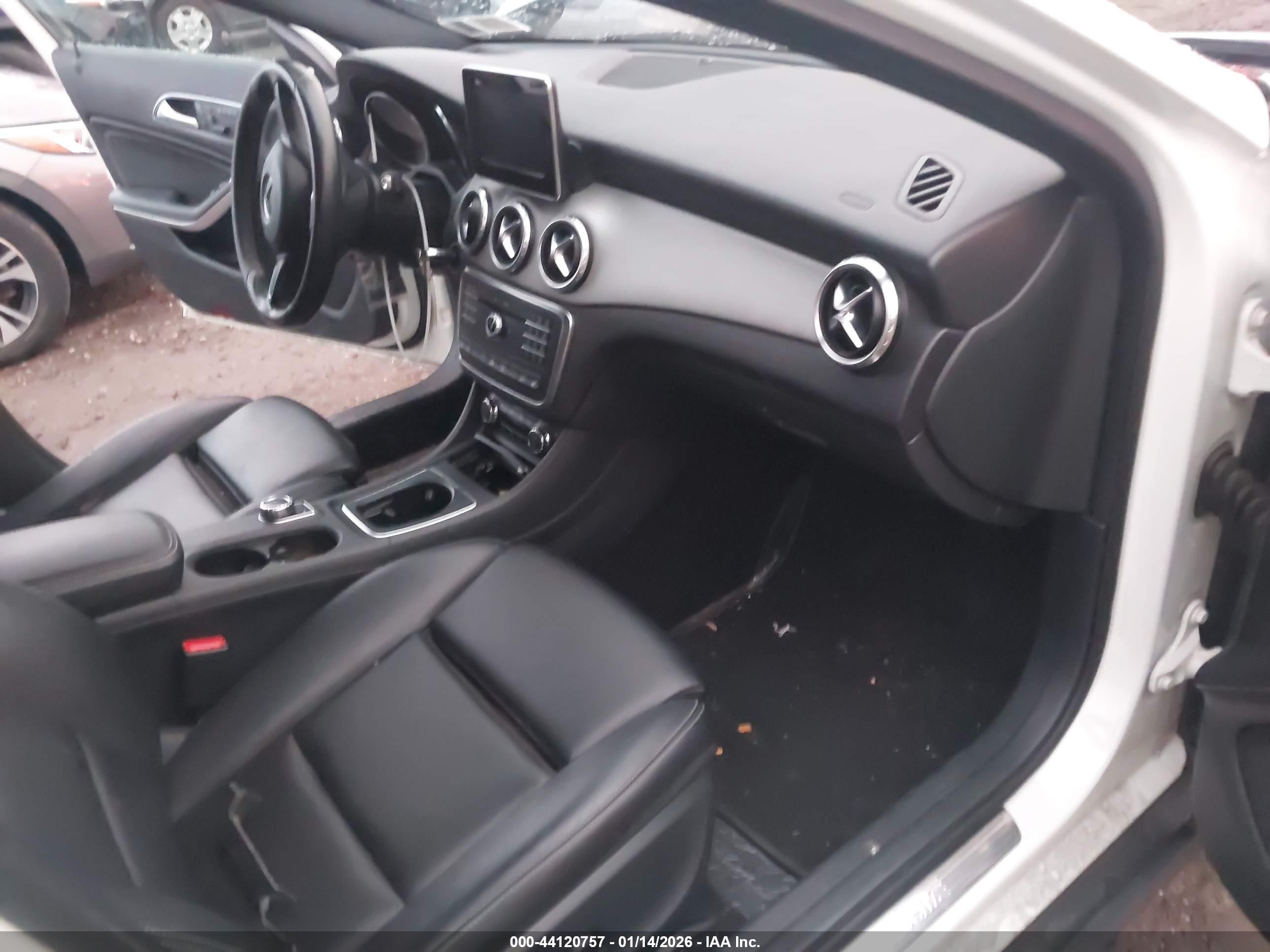 MERCEDES-BENZ GLA image 5
