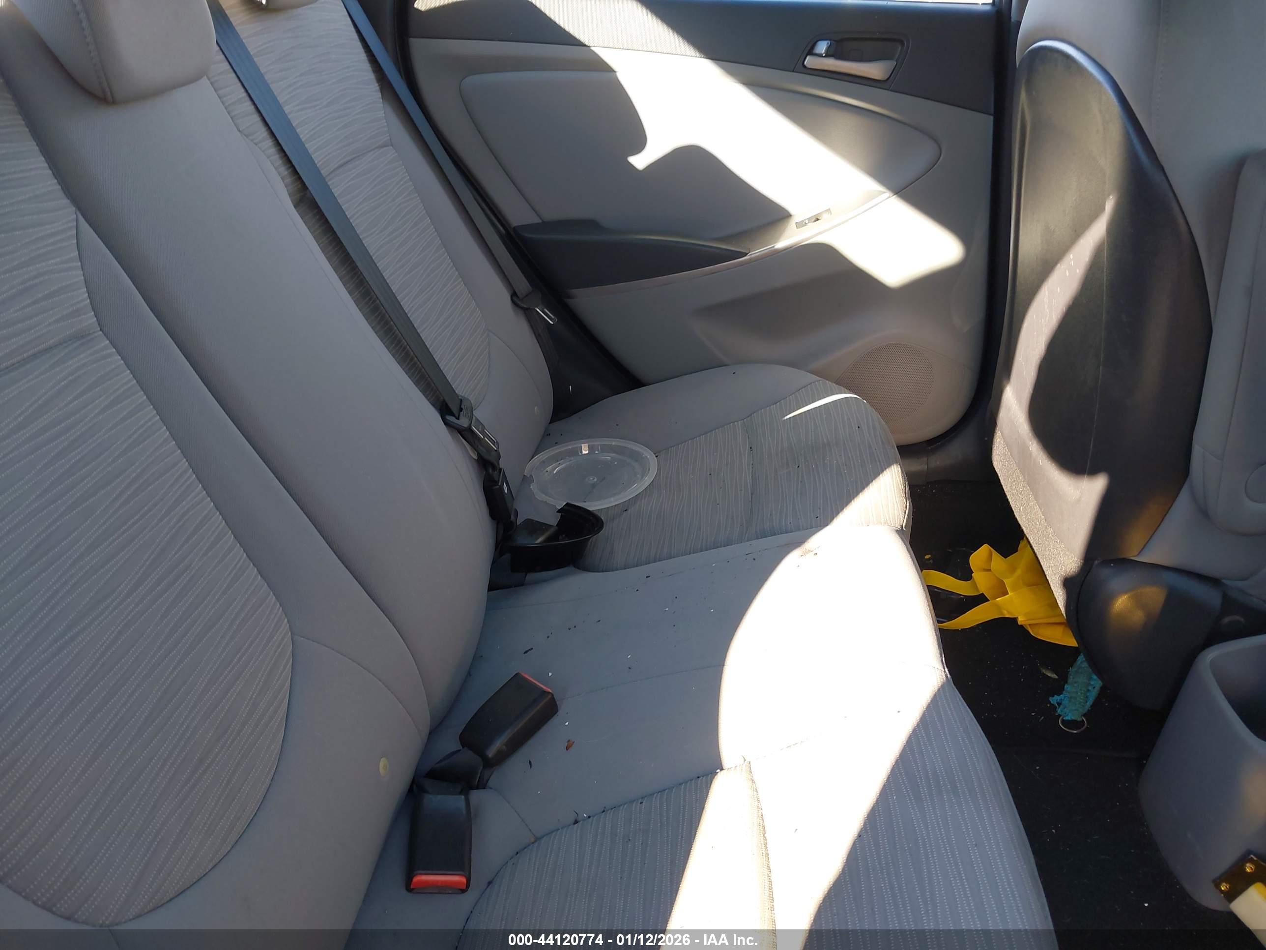 HYUNDAI ACCENT image 8