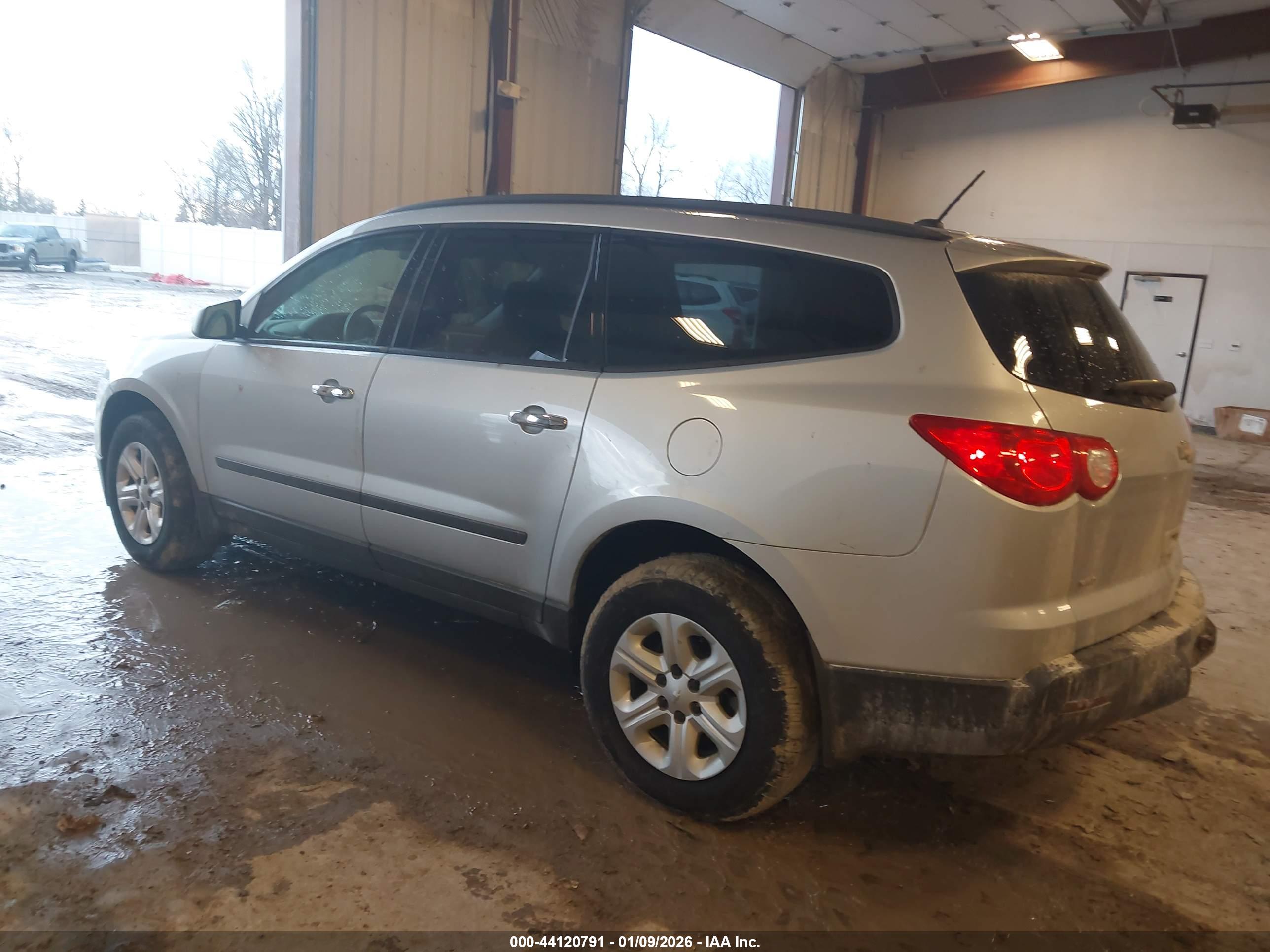 CHEVROLET TRAVERSE image 3