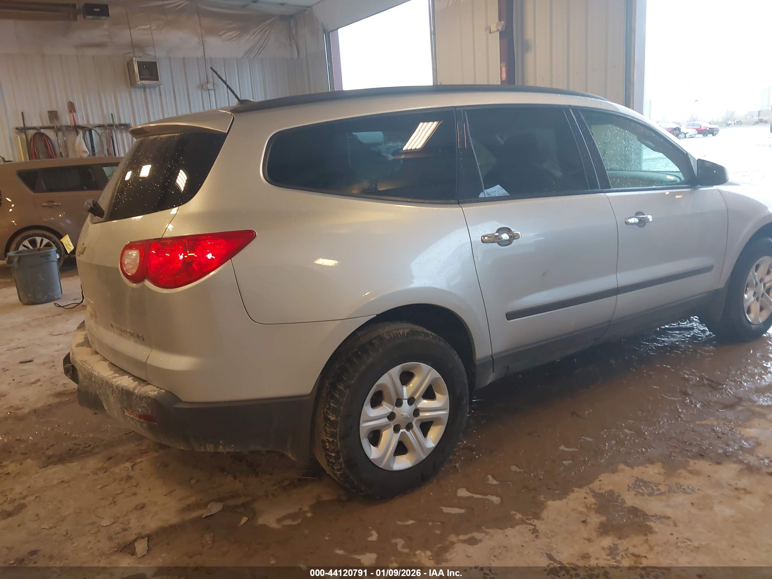 CHEVROLET TRAVERSE image 4