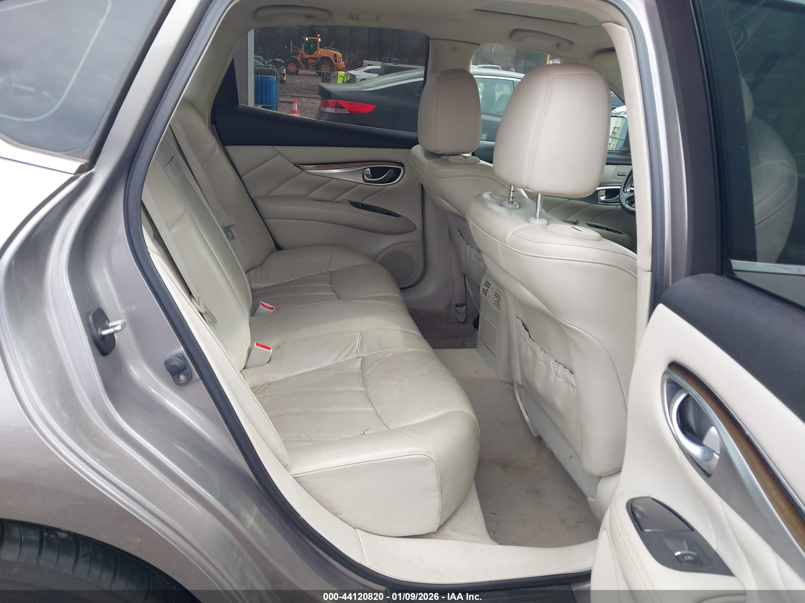 INFINITI M37 image 8