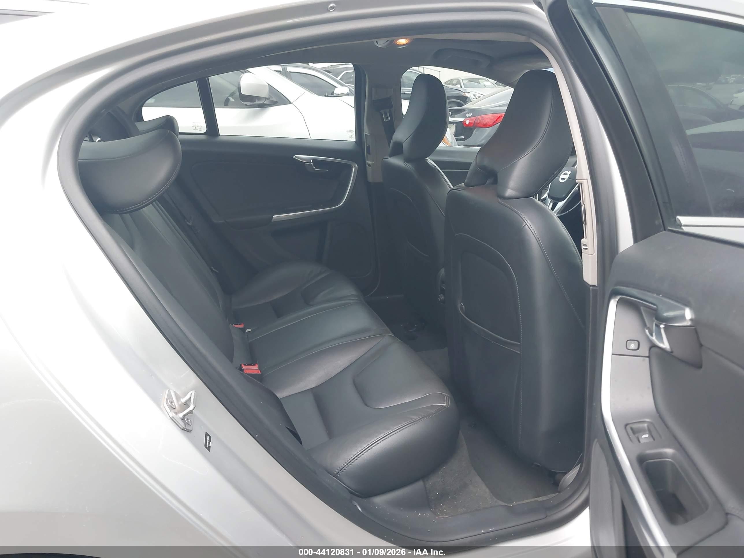 VOLVO S60 image 8