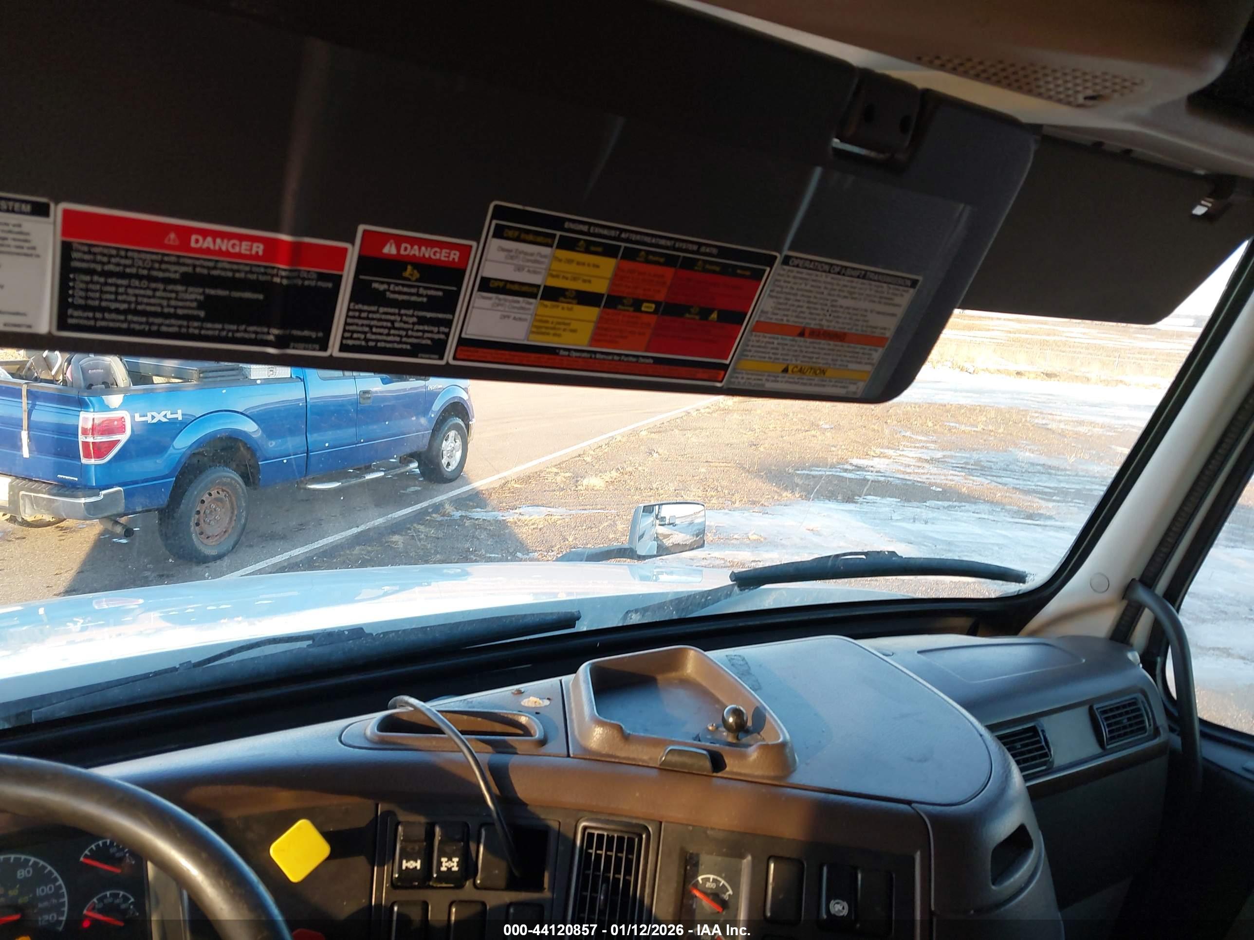 VOLVO VN image 7