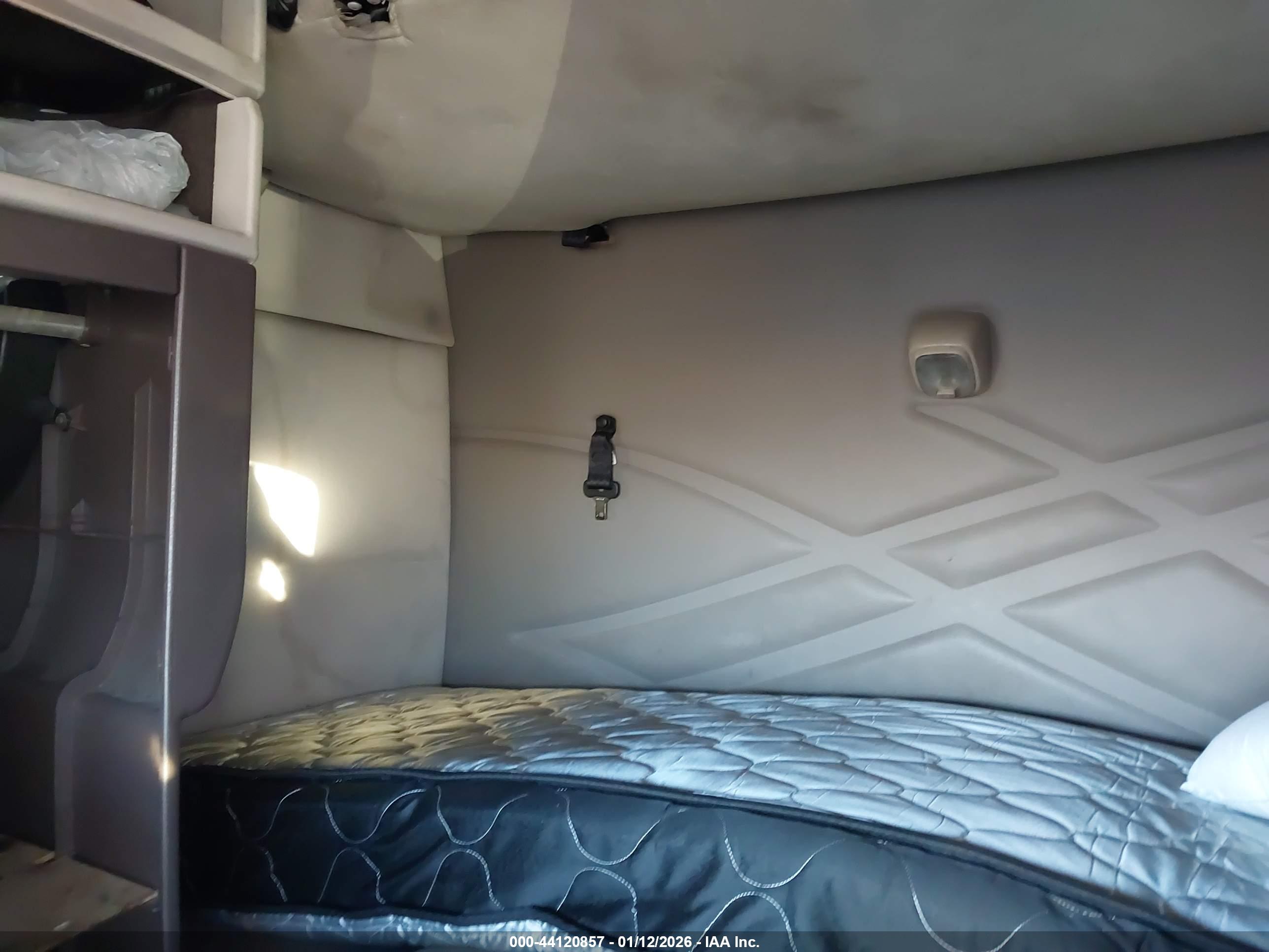 VOLVO VN image 8