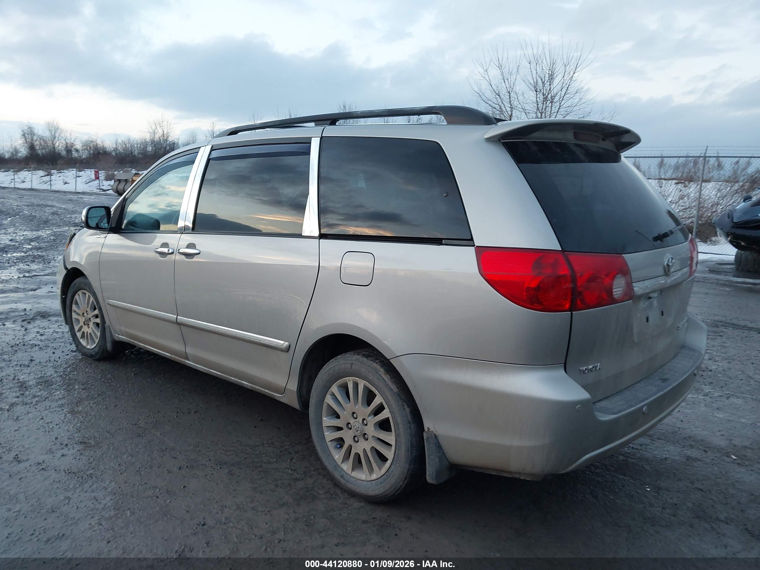 TOYOTA SIENNA image 3