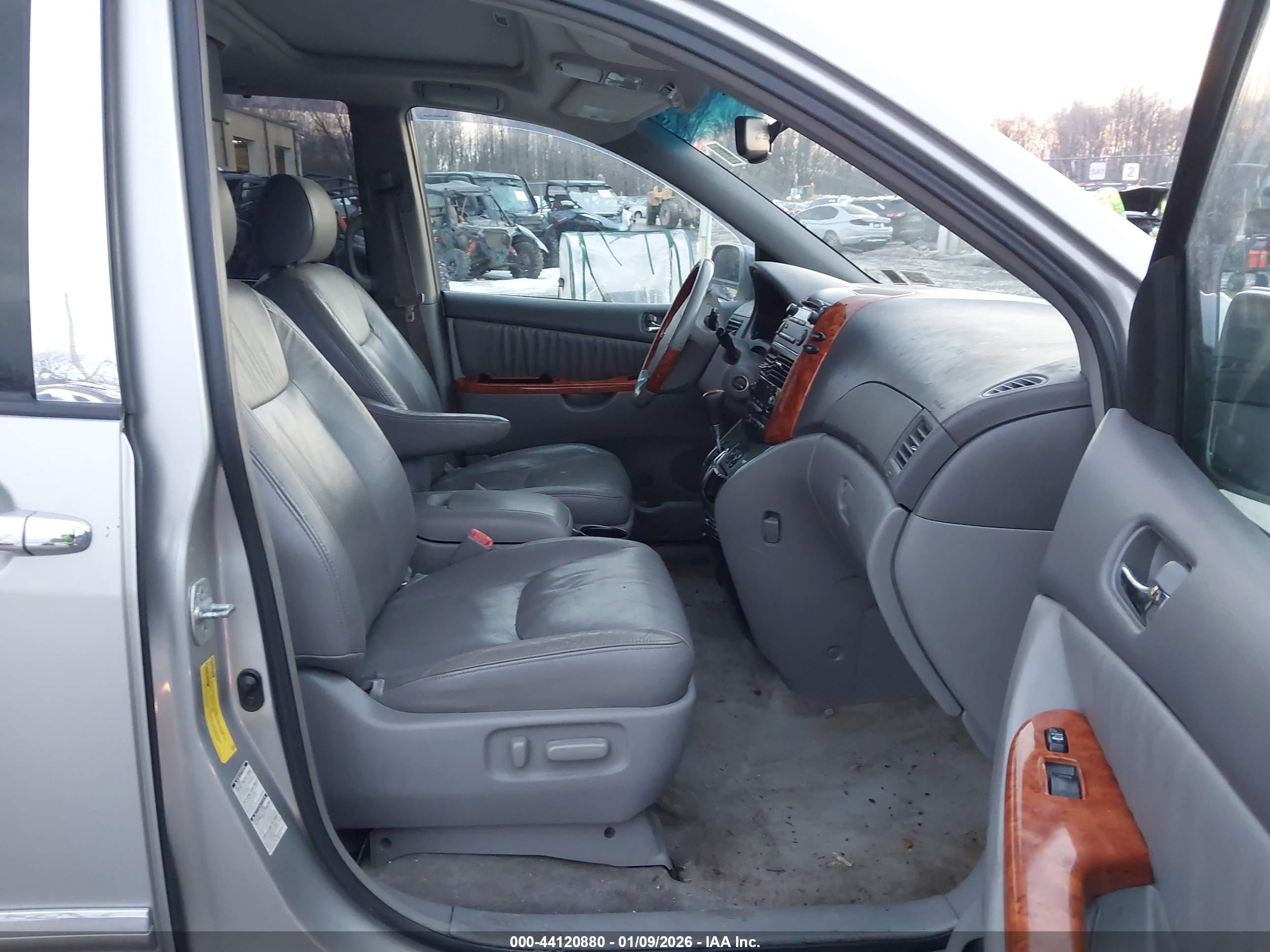 TOYOTA SIENNA image 5