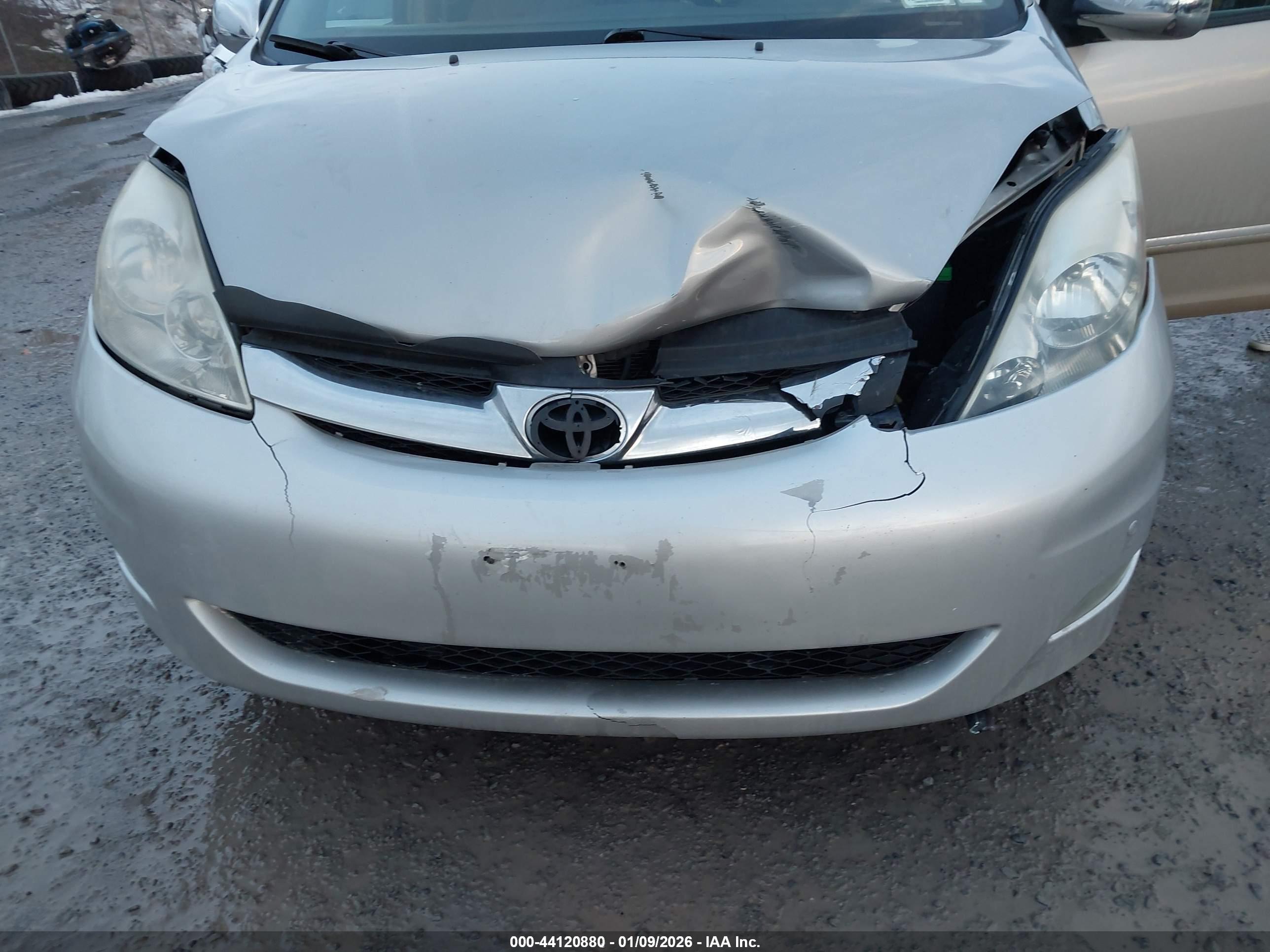 TOYOTA SIENNA image 6