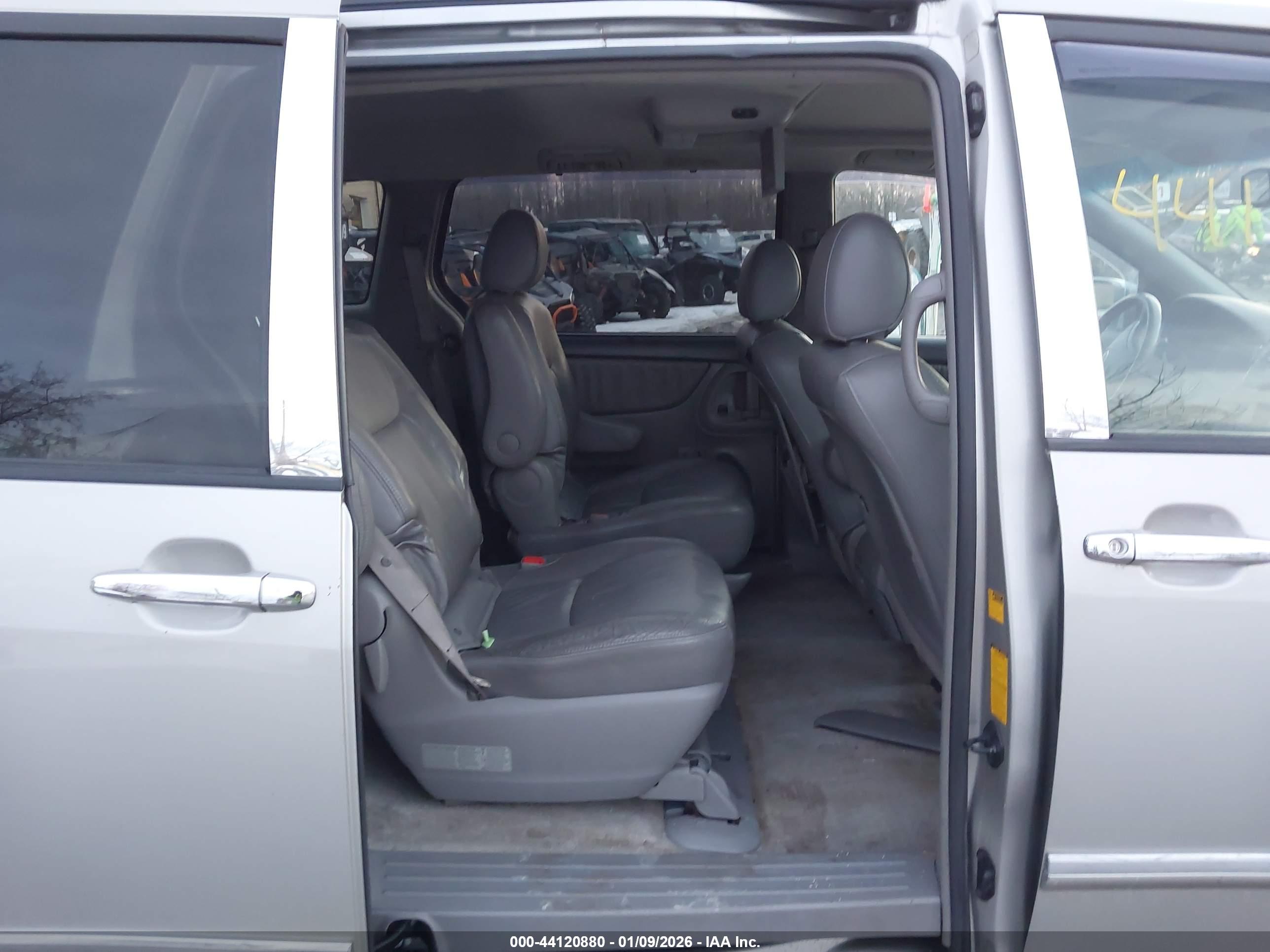TOYOTA SIENNA image 8