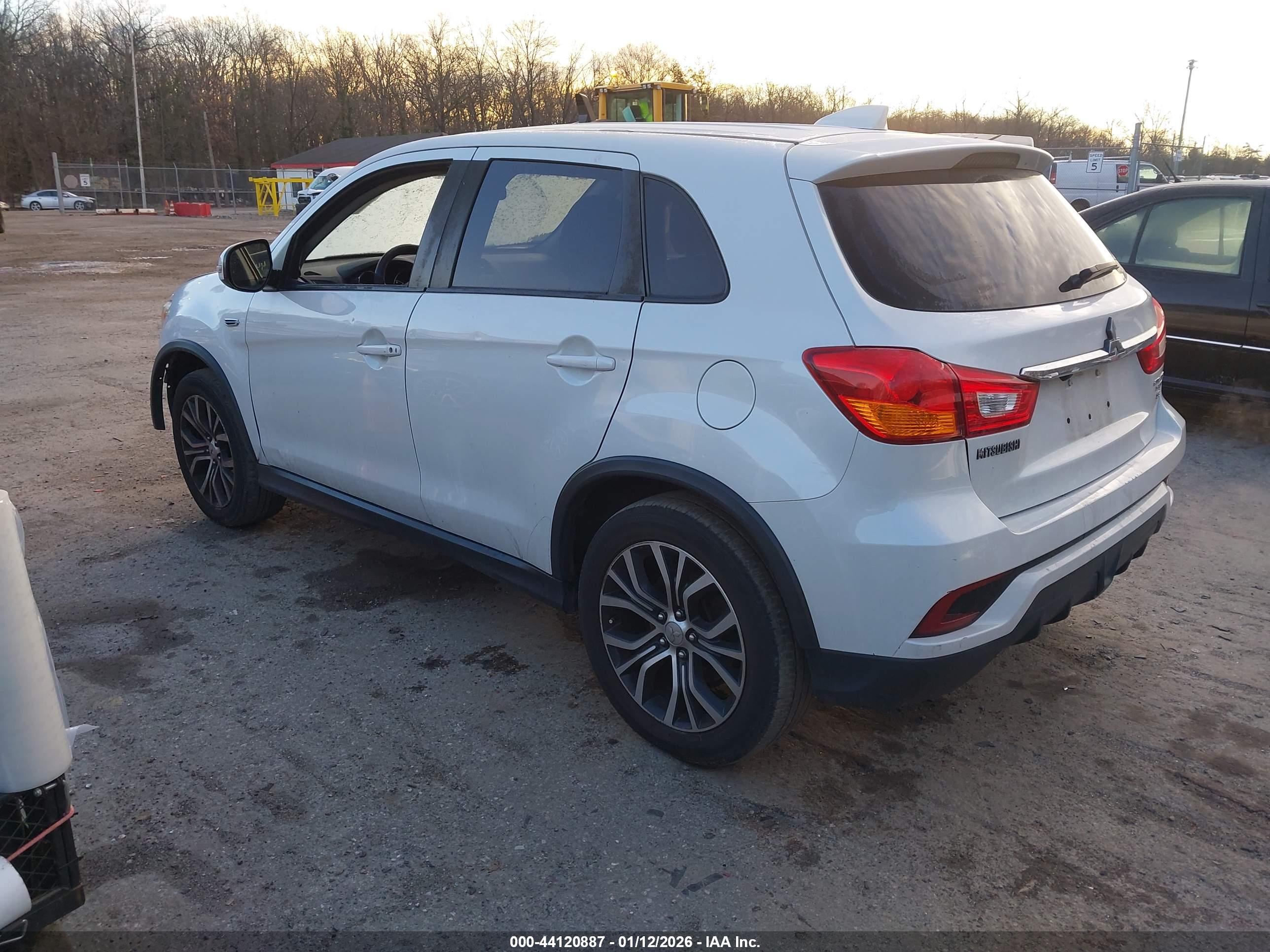 MITSUBISHI OUTLANDER image 3
