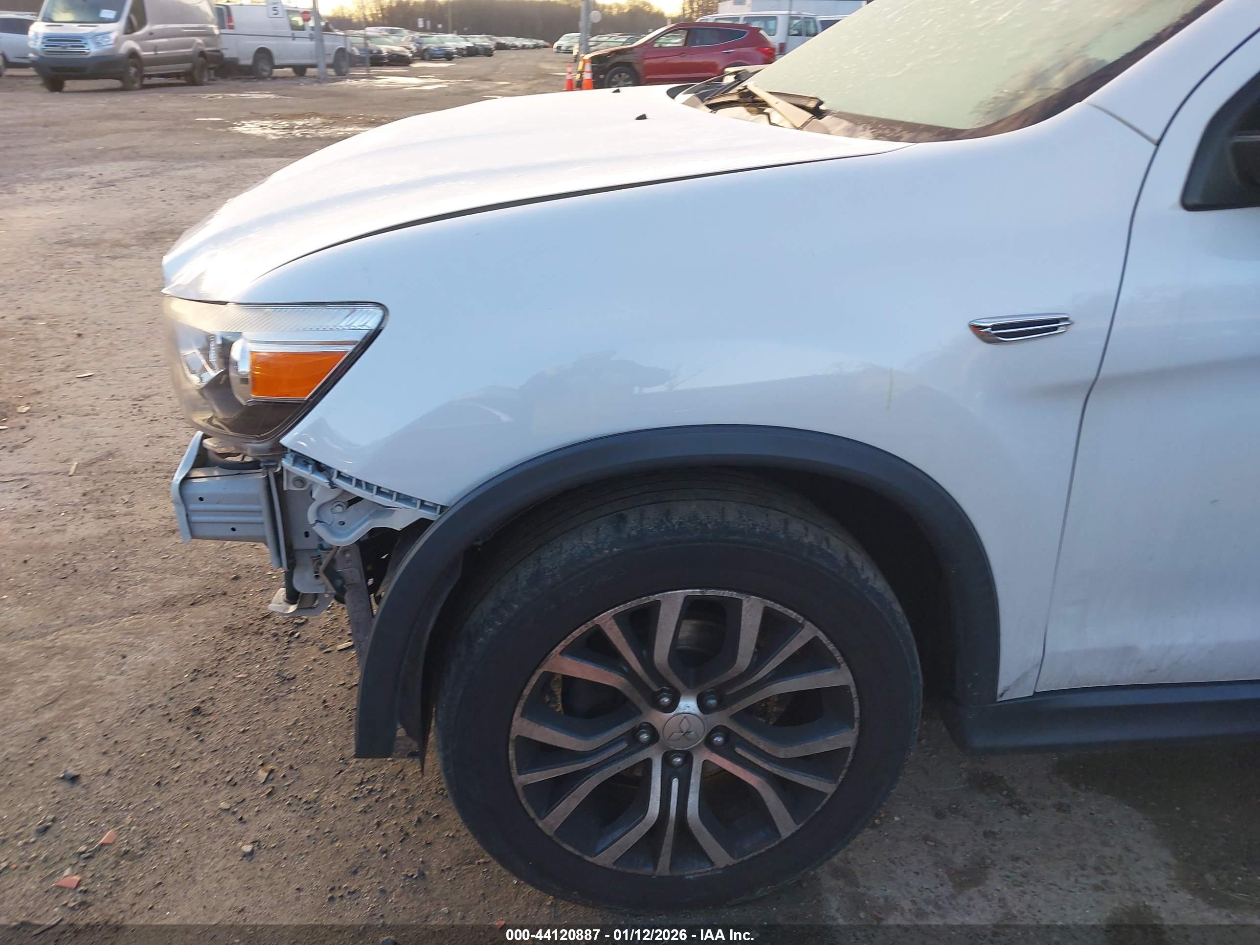 MITSUBISHI OUTLANDER image 6