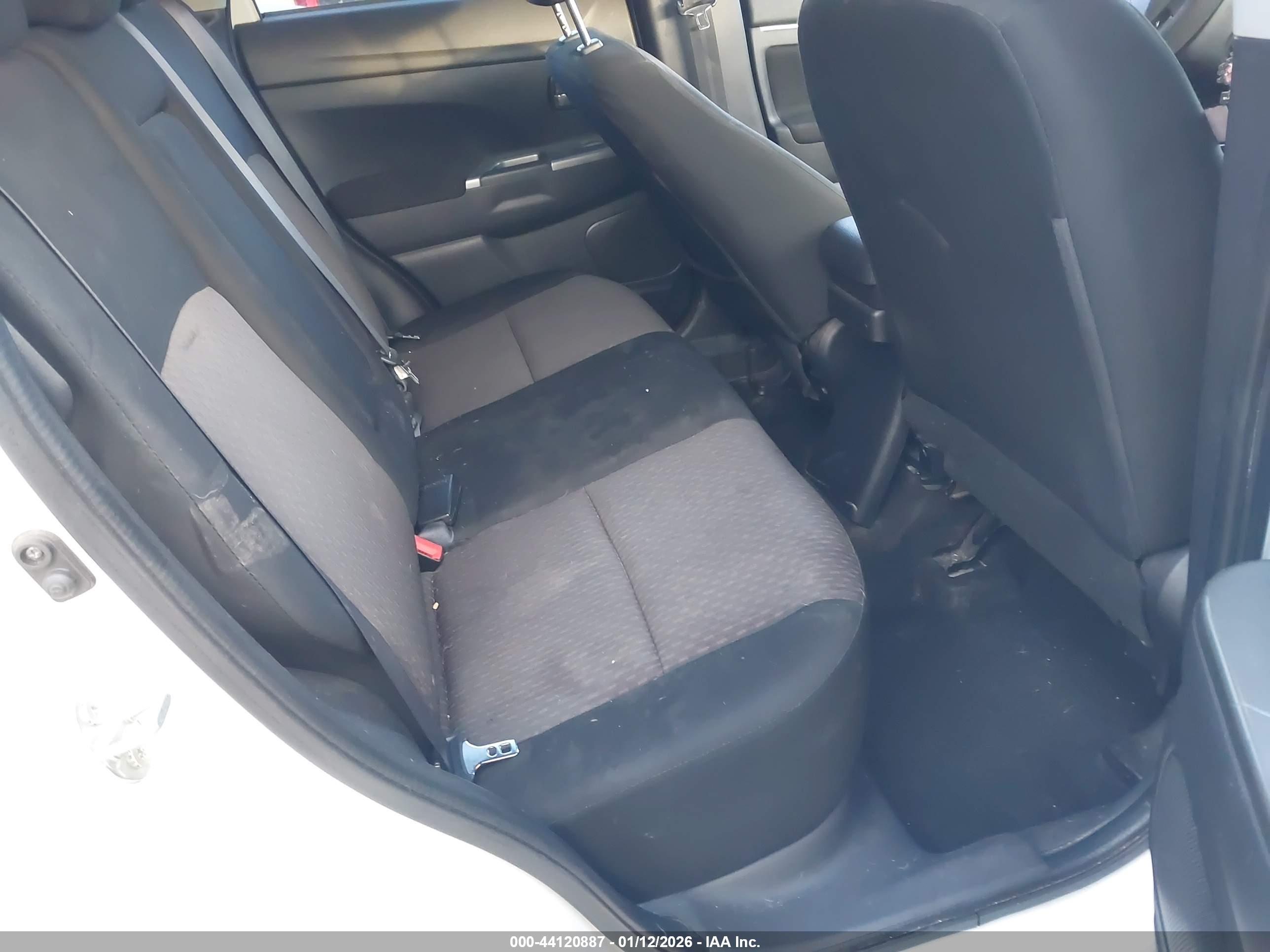 MITSUBISHI OUTLANDER image 8