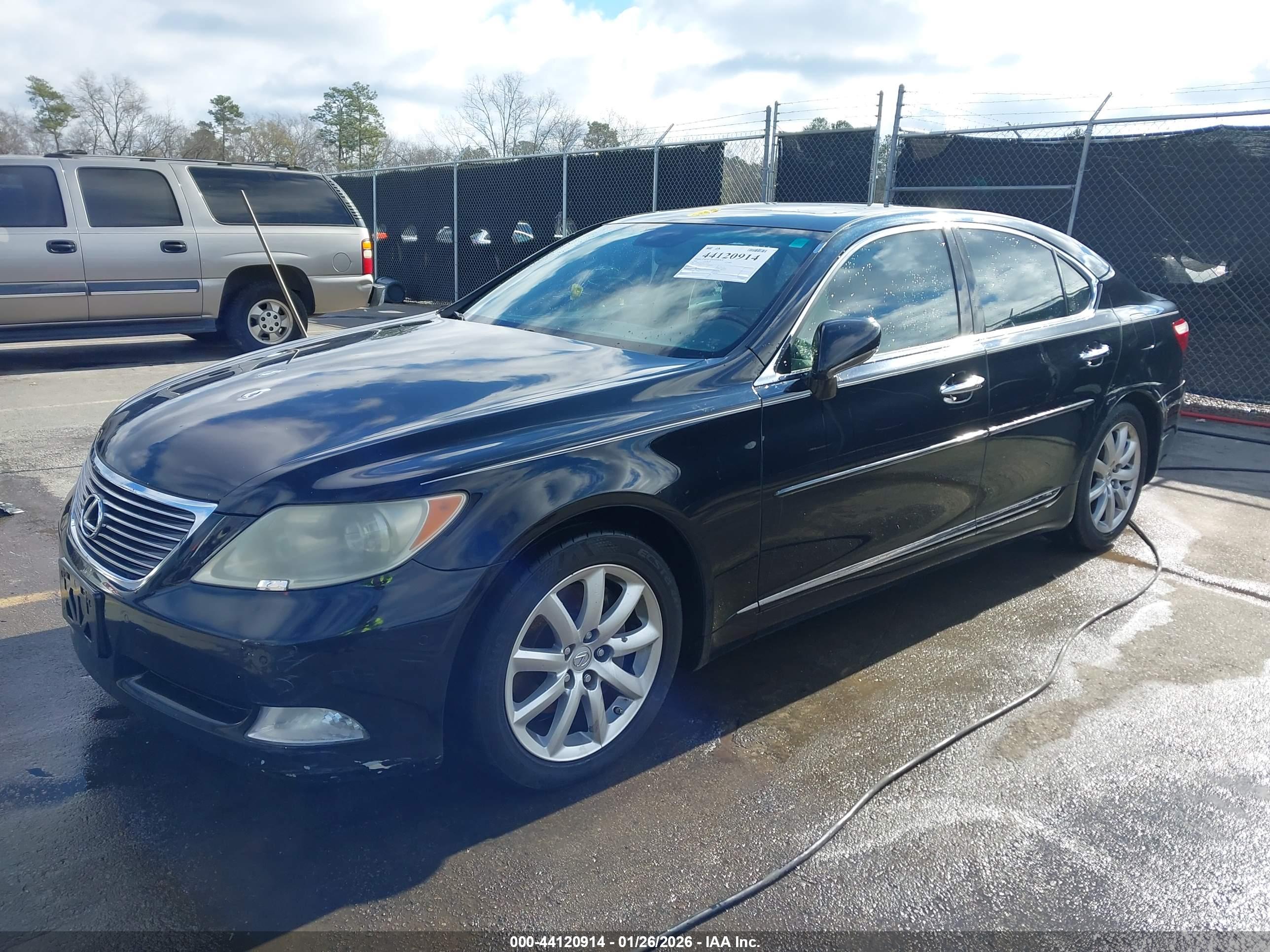 LEXUS LS image 2