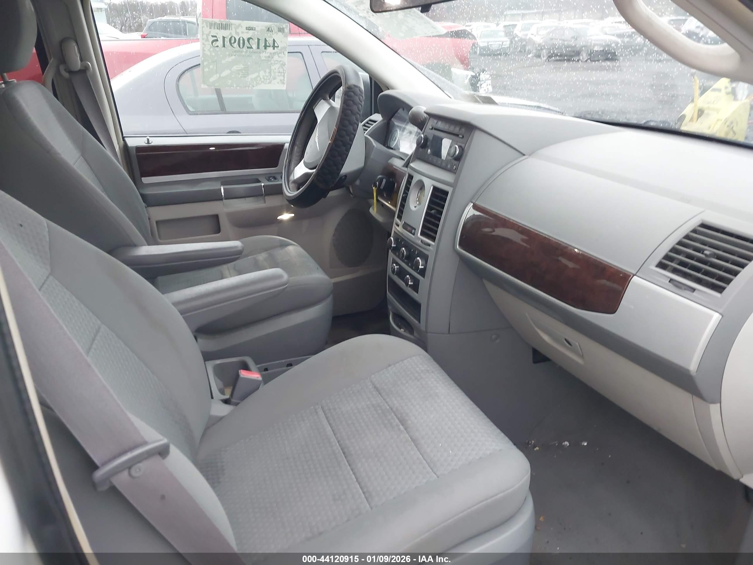 CHRYSLER TOWN image 5