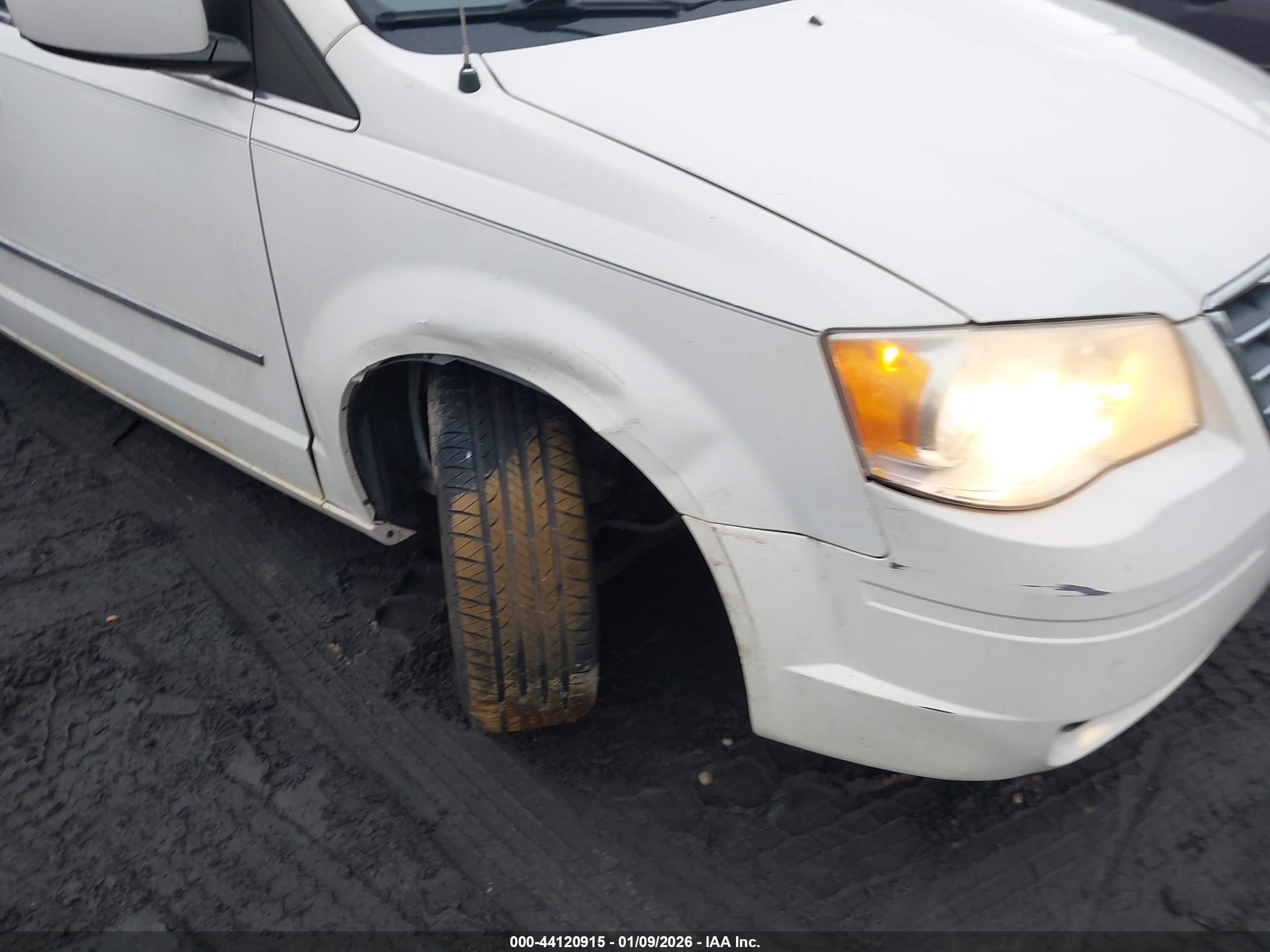 CHRYSLER TOWN image 6