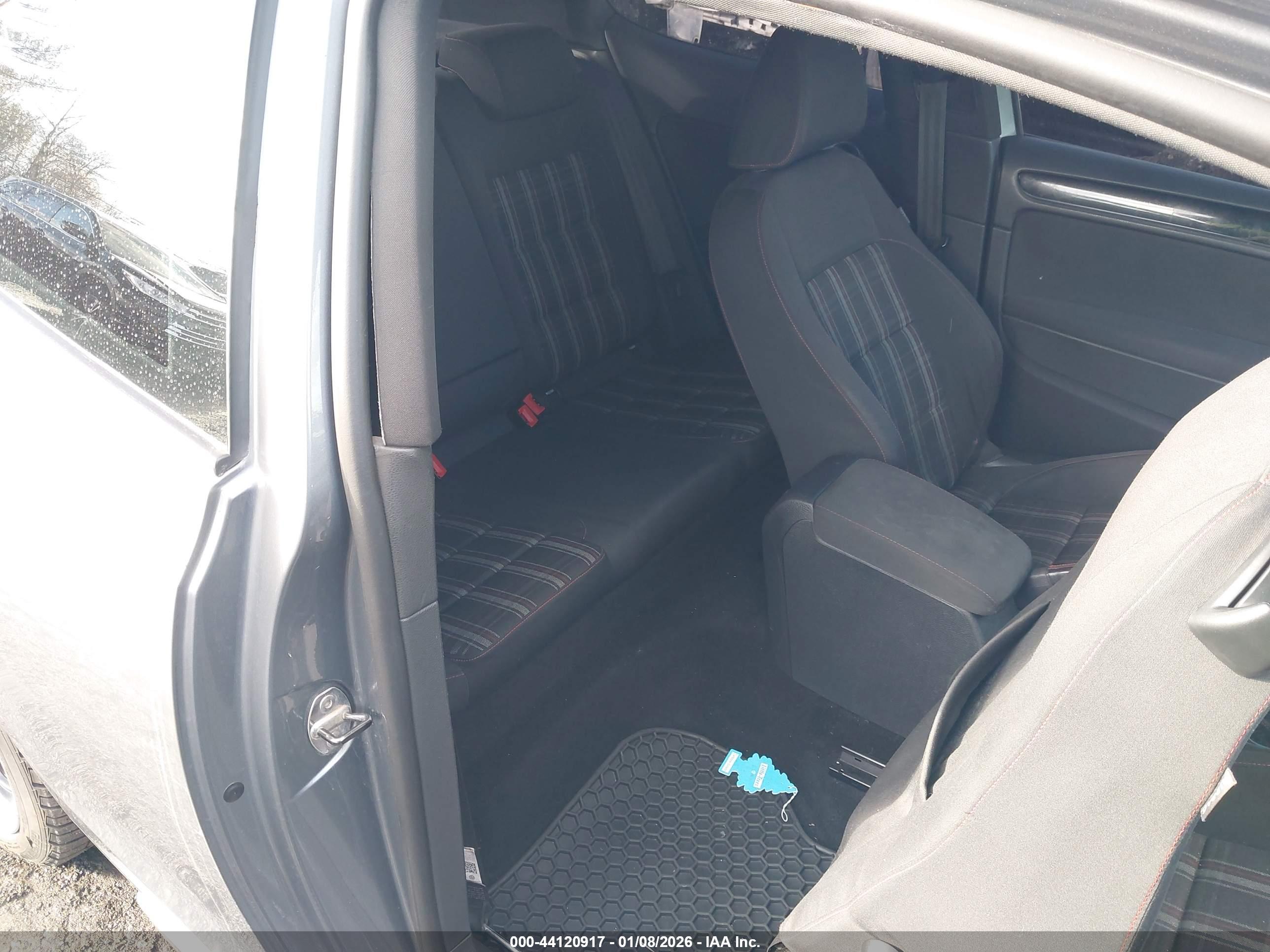 VOLKSWAGEN GTI image 8