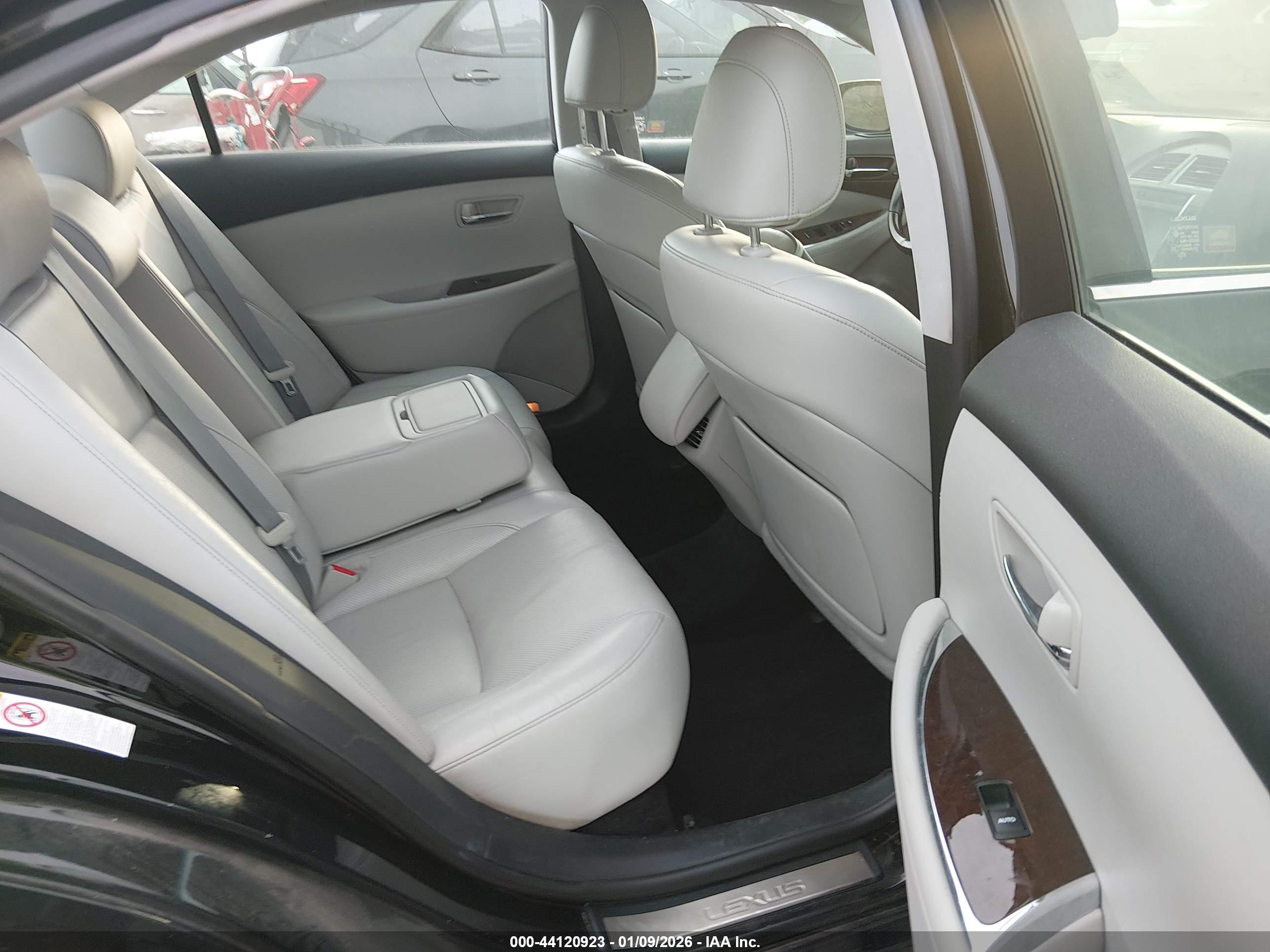 LEXUS ES image 8