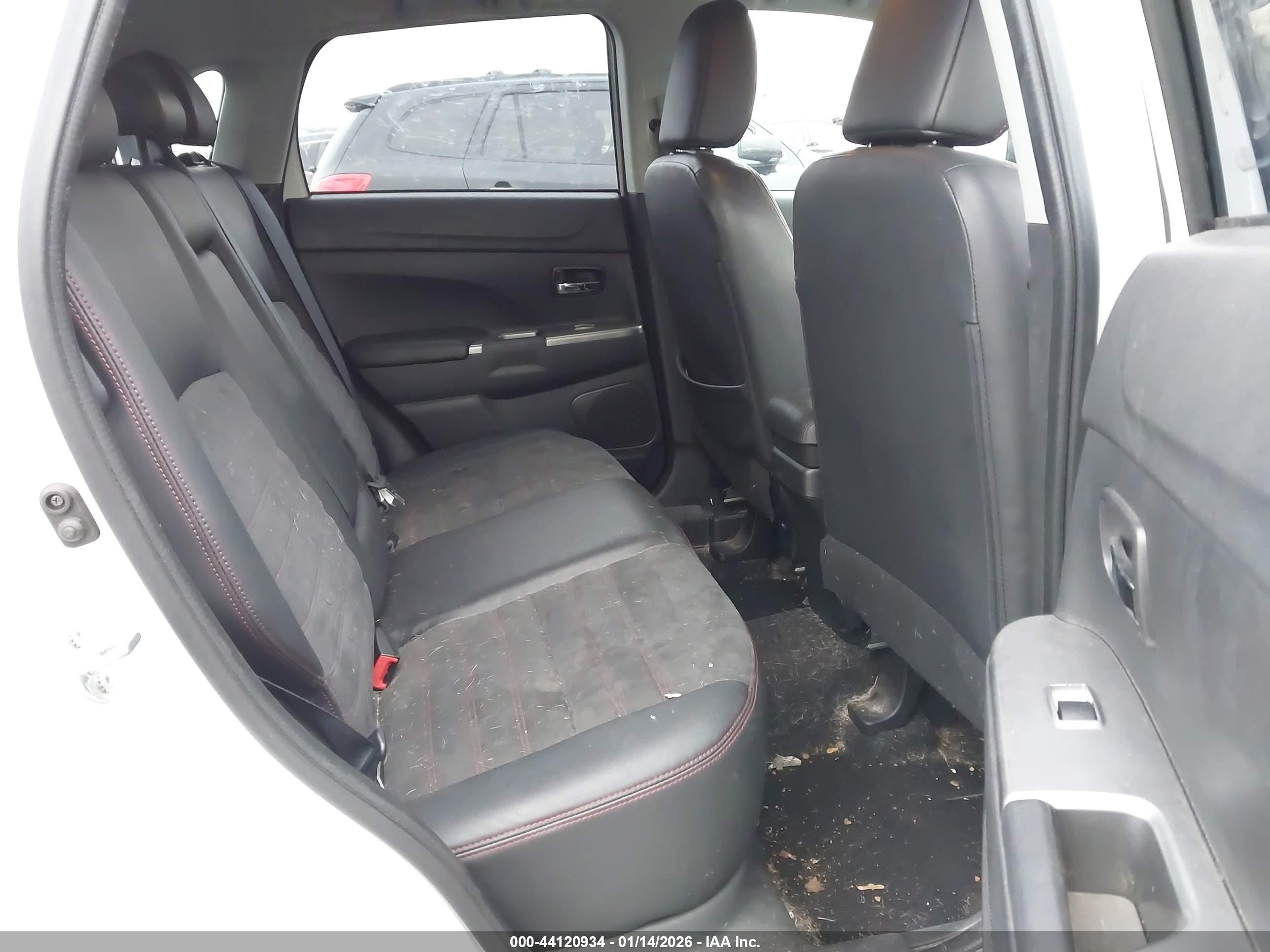 MITSUBISHI OUTLANDER image 8