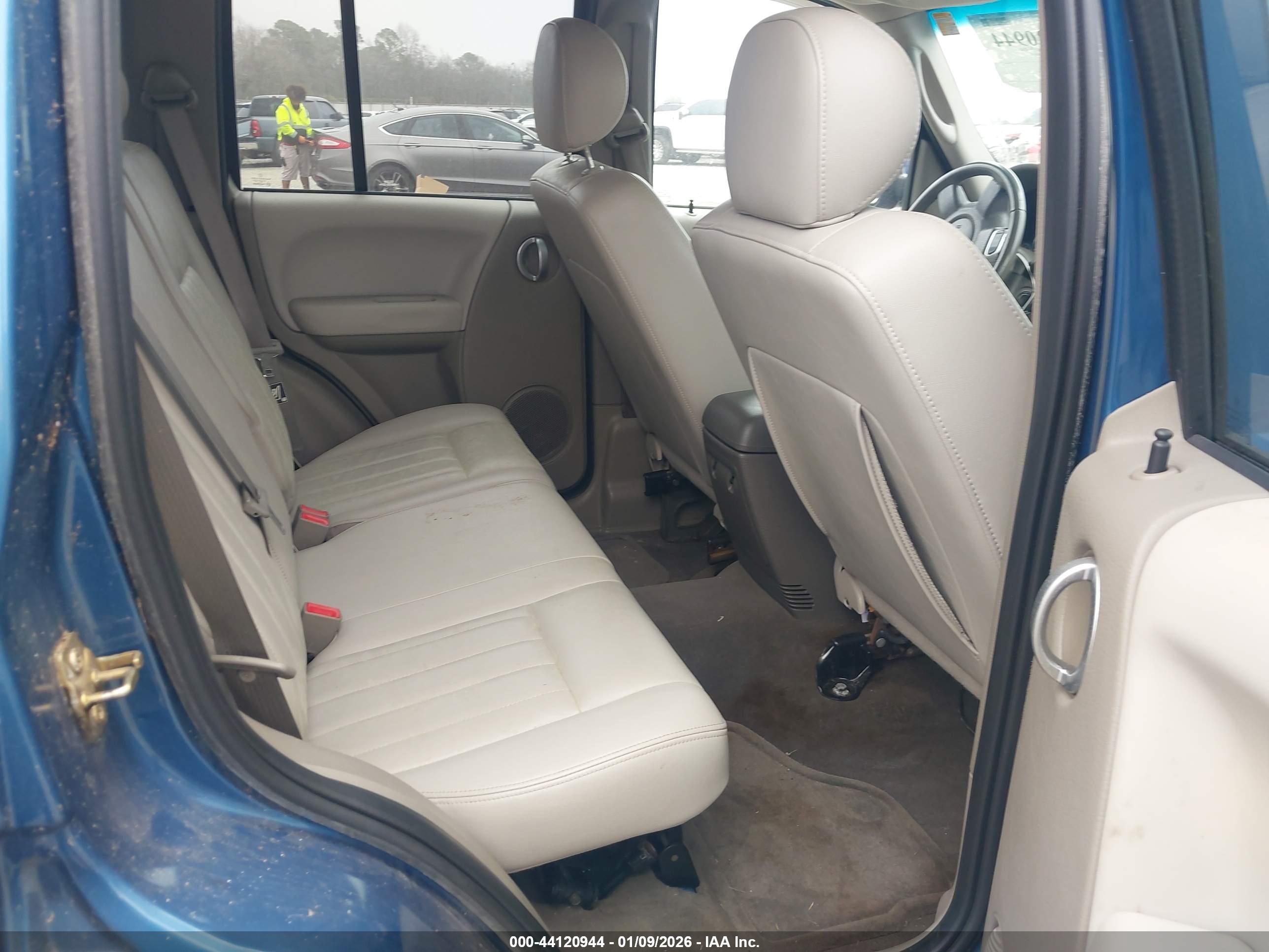 JEEP LIBERTY image 8