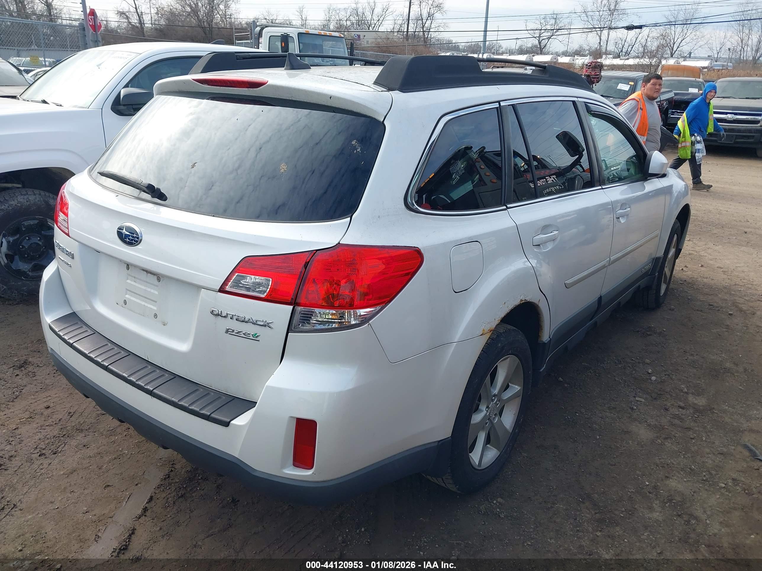 SUBARU OUTBACK image 4