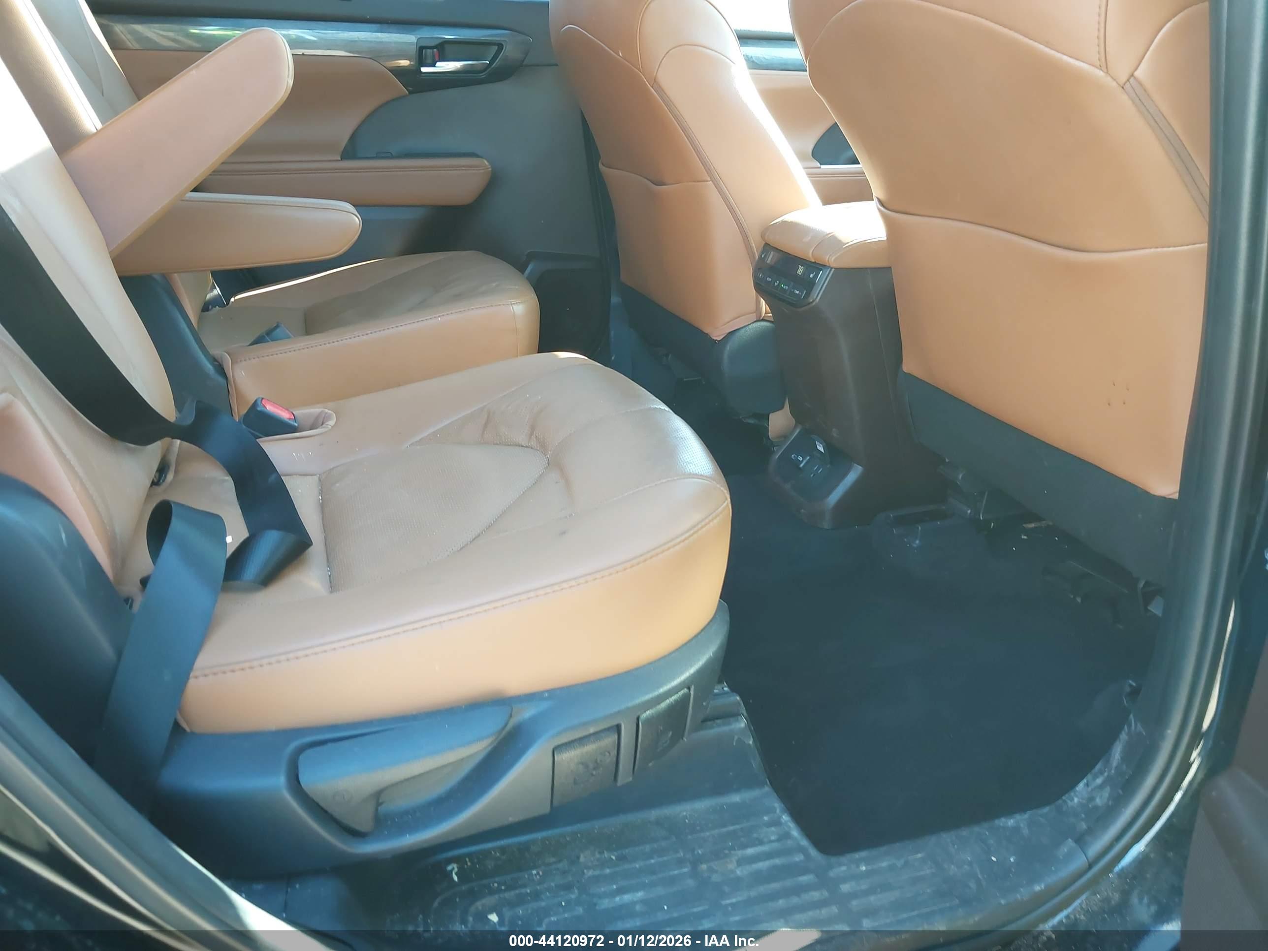 TOYOTA HIGHLANDER image 8