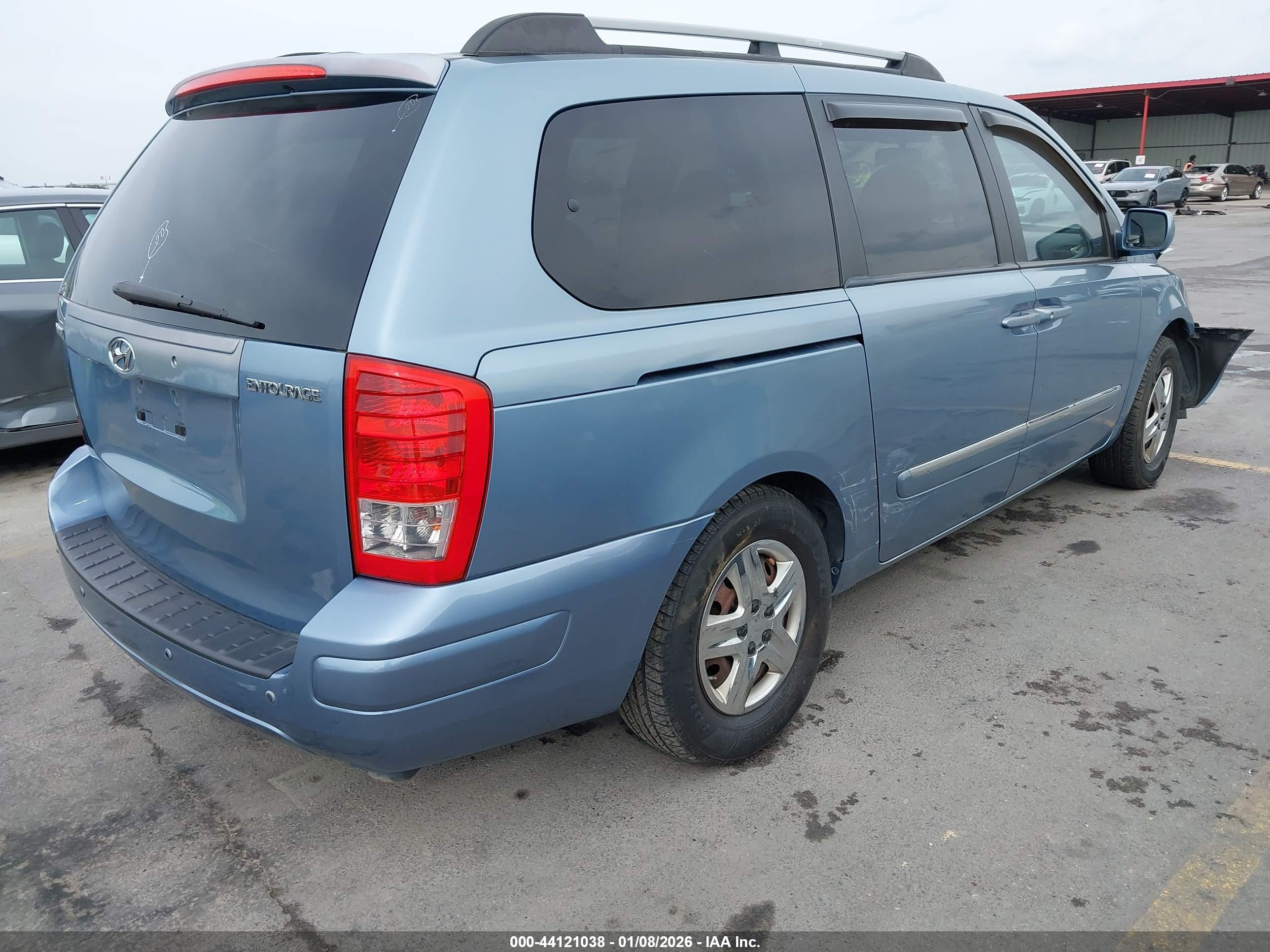 HYUNDAI ENTOURAGE image 4