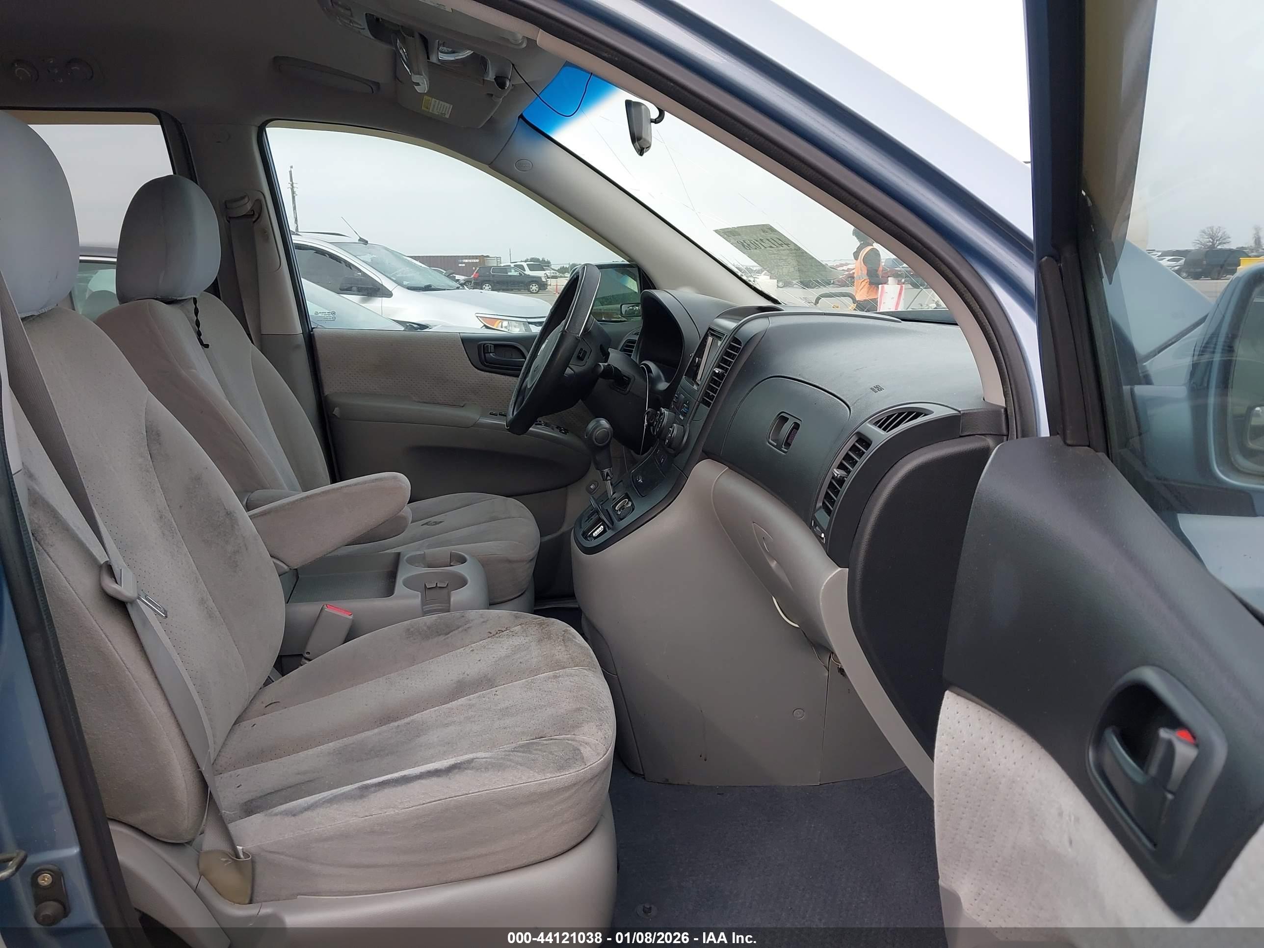 HYUNDAI ENTOURAGE image 5
