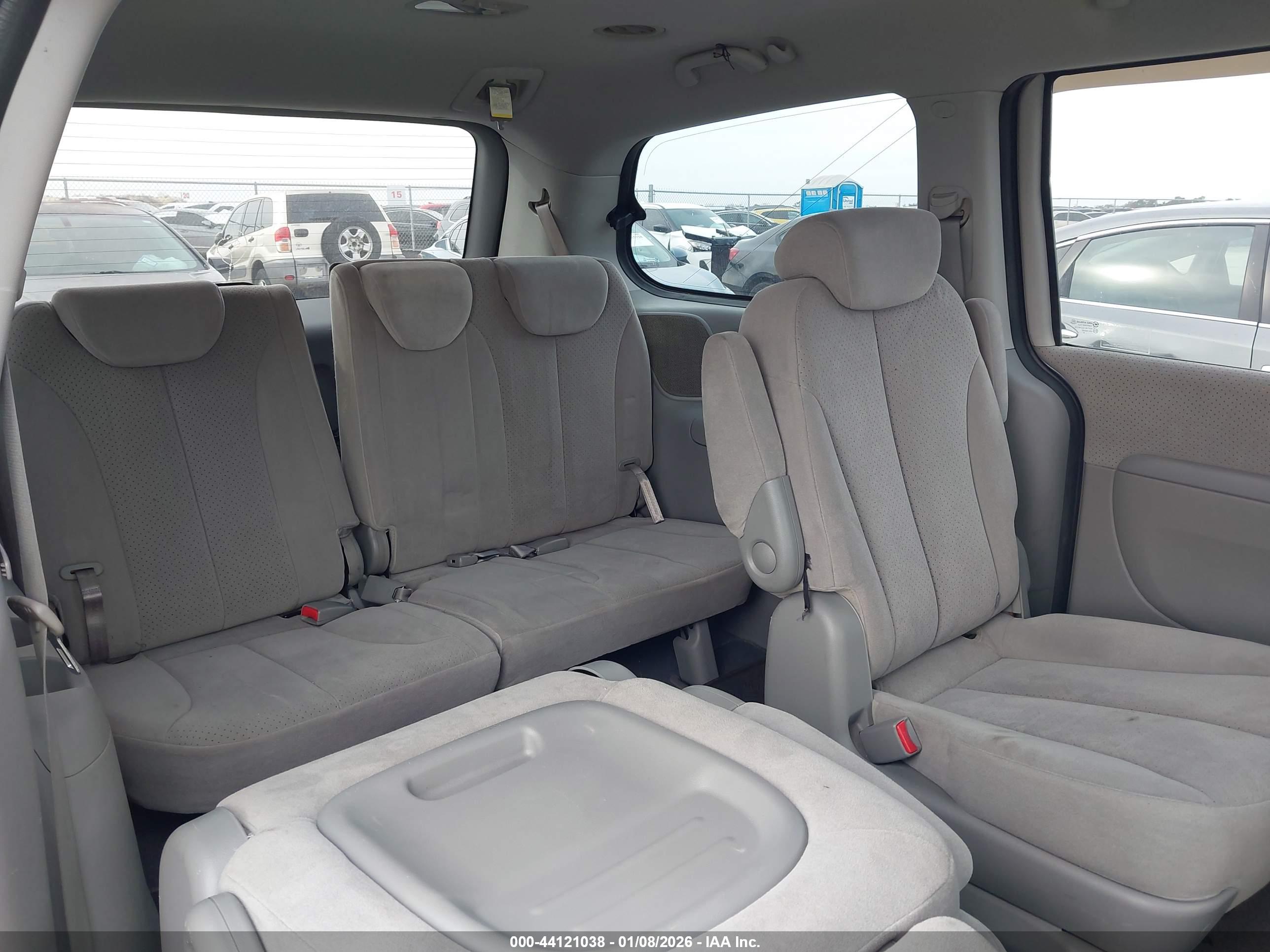 HYUNDAI ENTOURAGE image 8