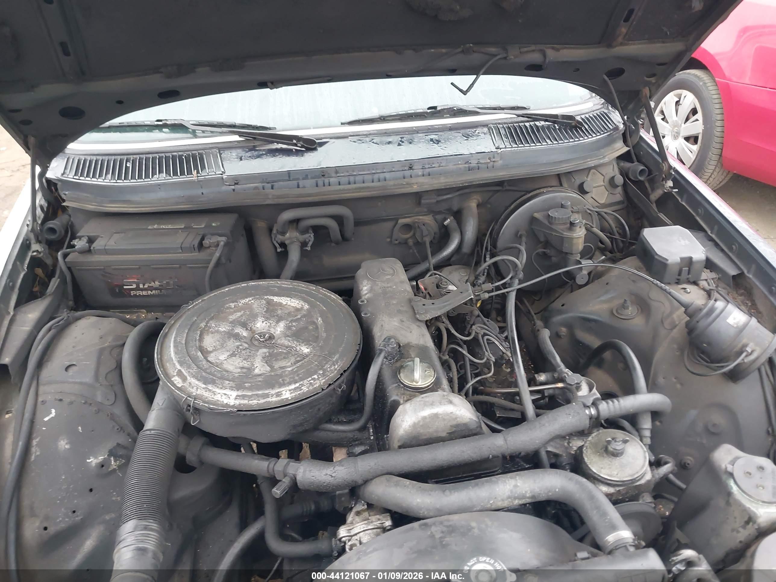 MERCEDES-BENZ 240 image 10
