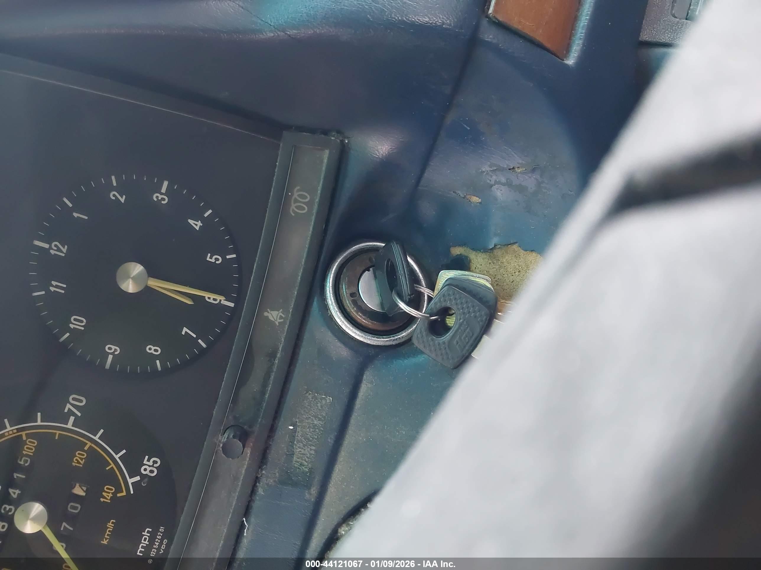 MERCEDES-BENZ 240 image 11
