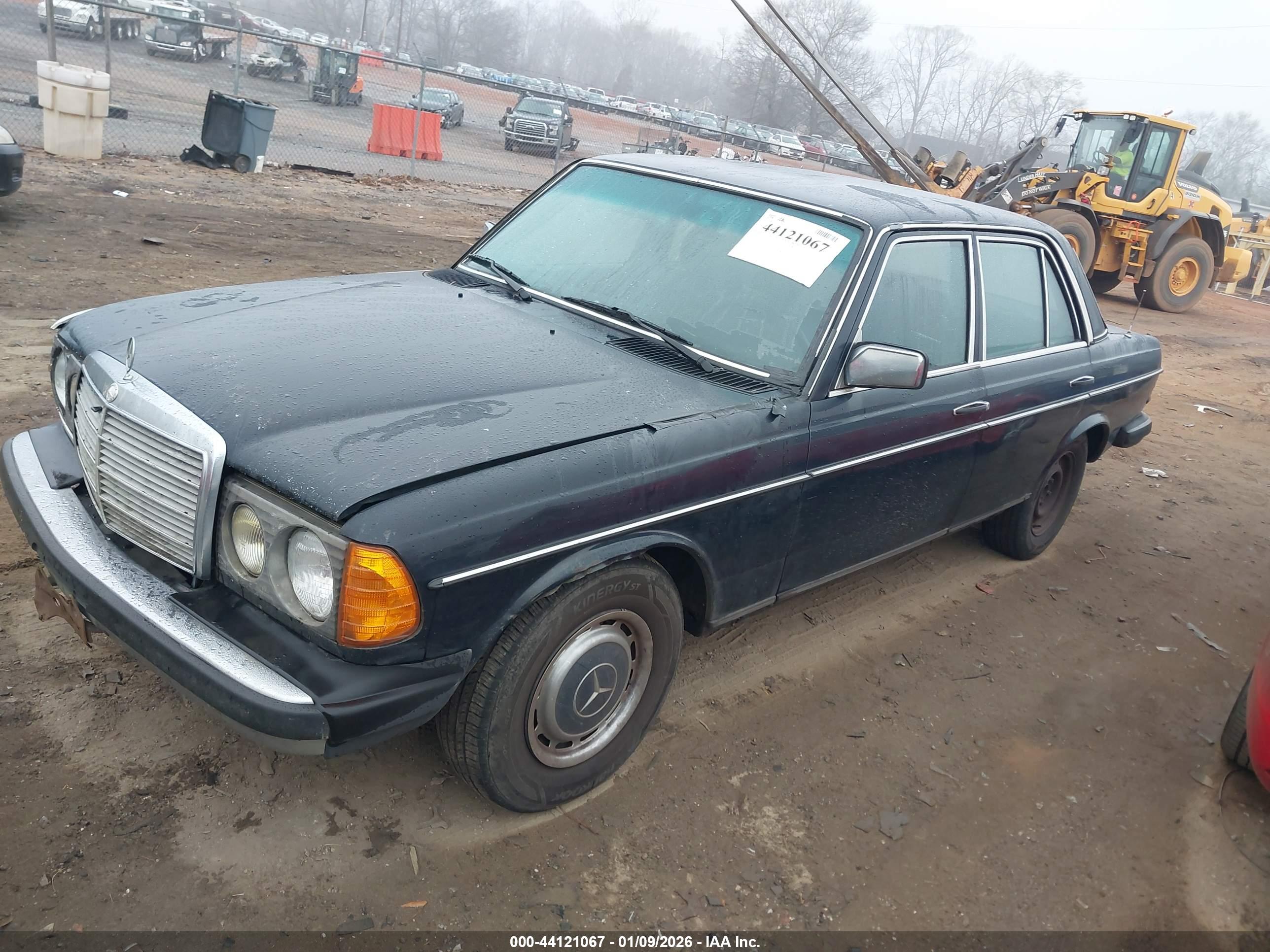 MERCEDES-BENZ 240 image 2