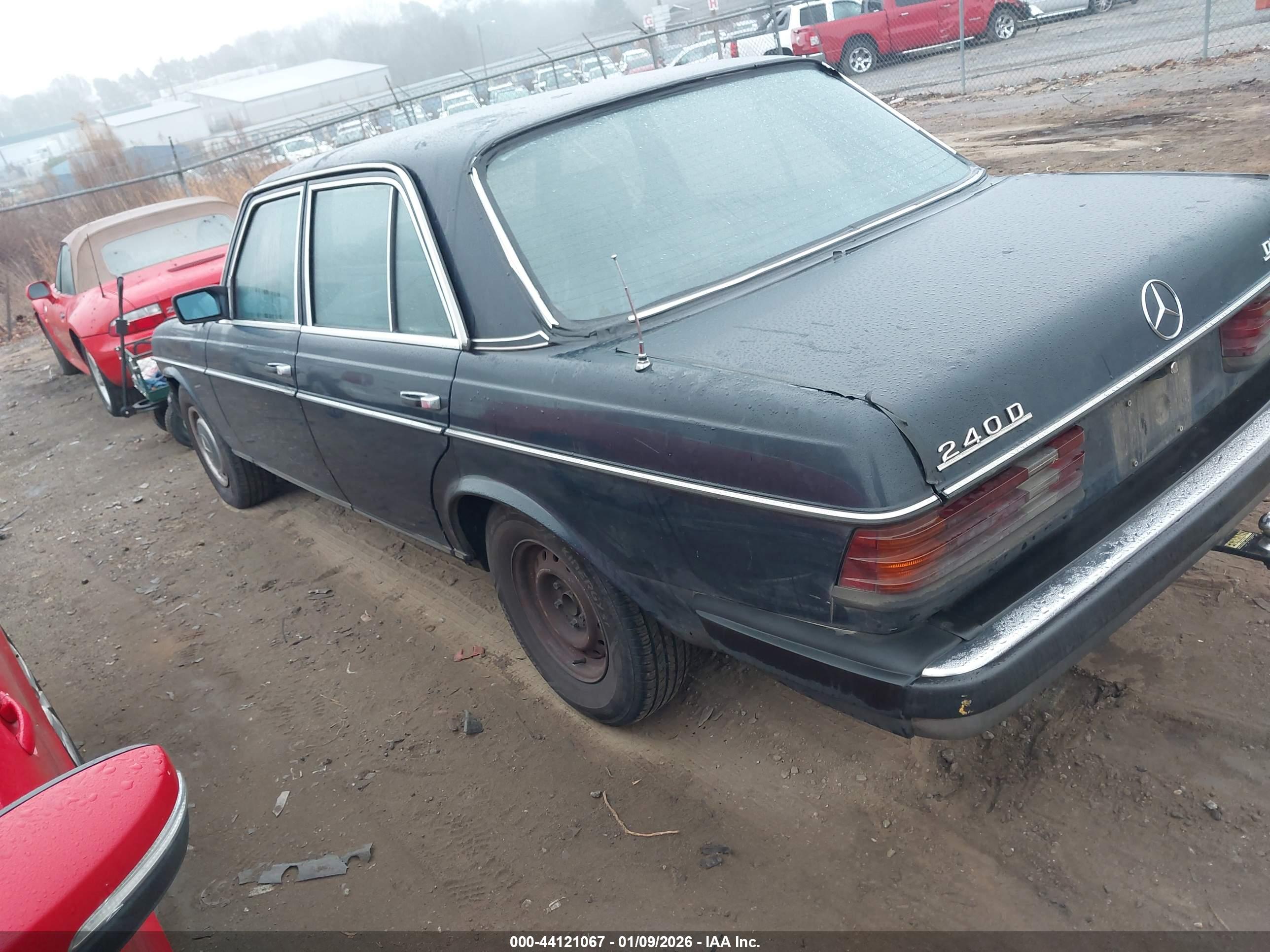 MERCEDES-BENZ 240 image 3