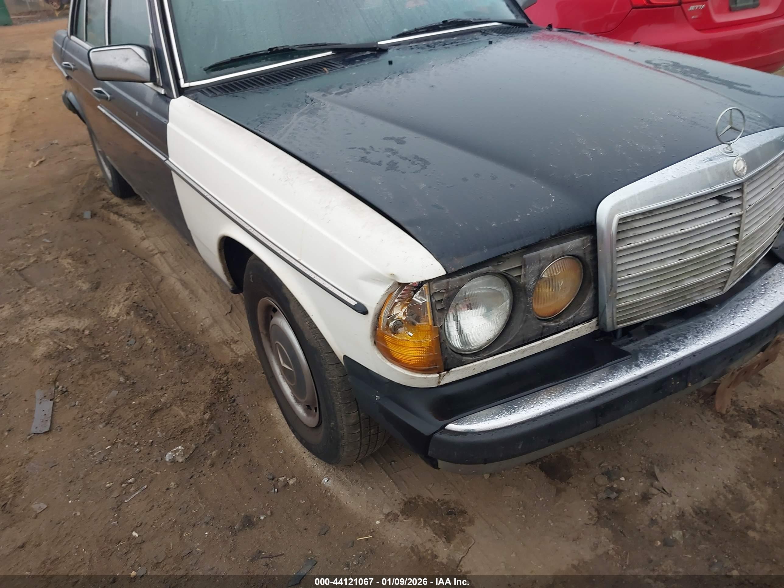 MERCEDES-BENZ 240 image 6