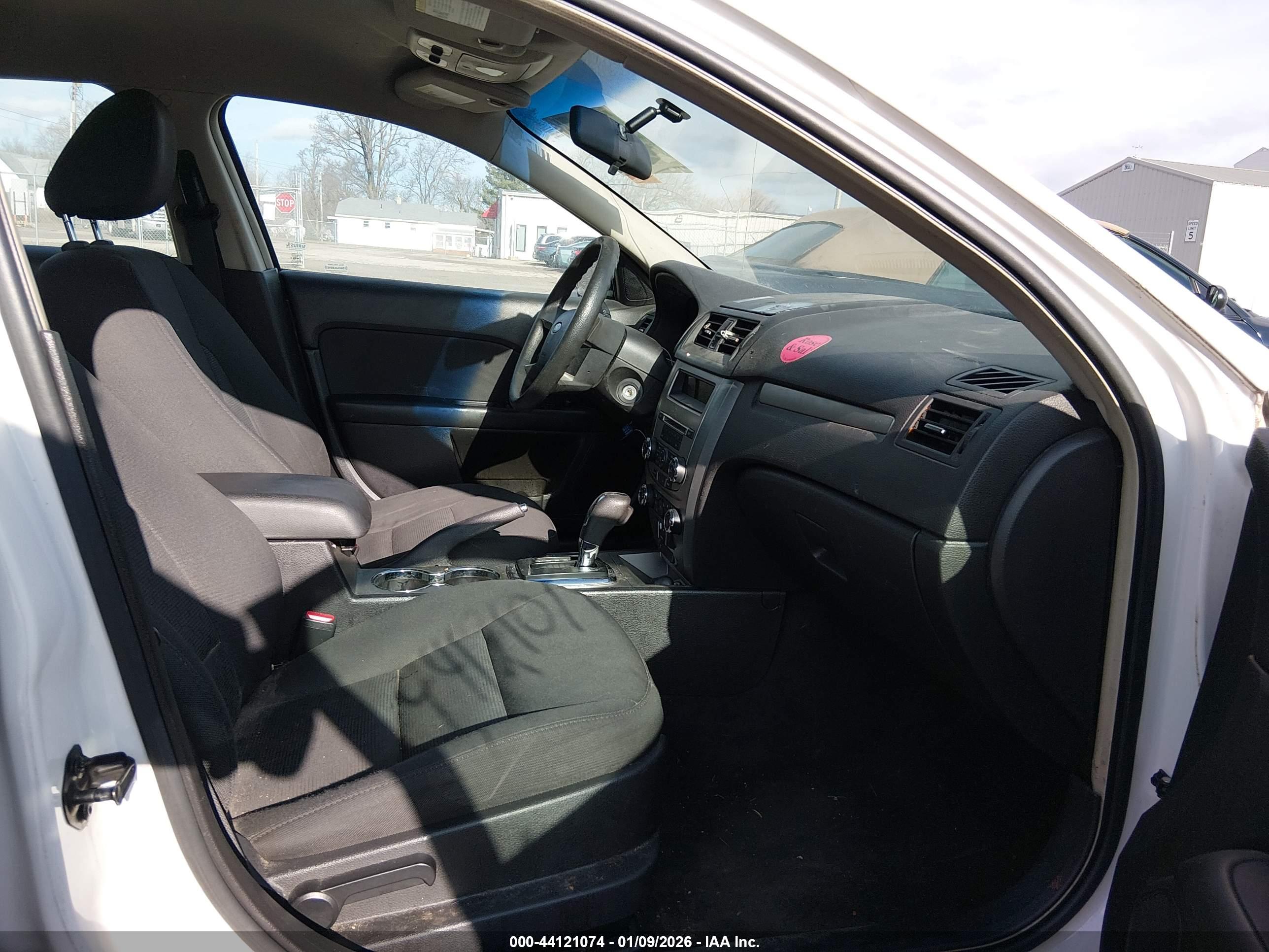 FORD FUSION image 5