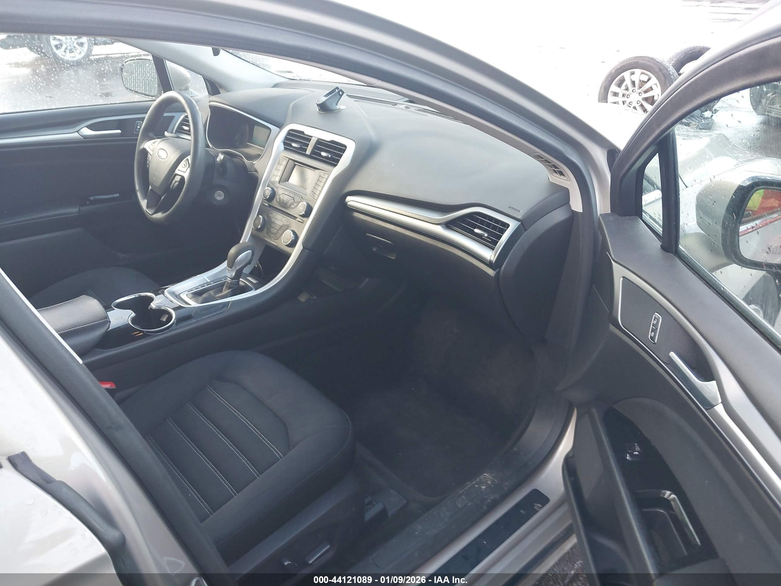 FORD FUSION image 5