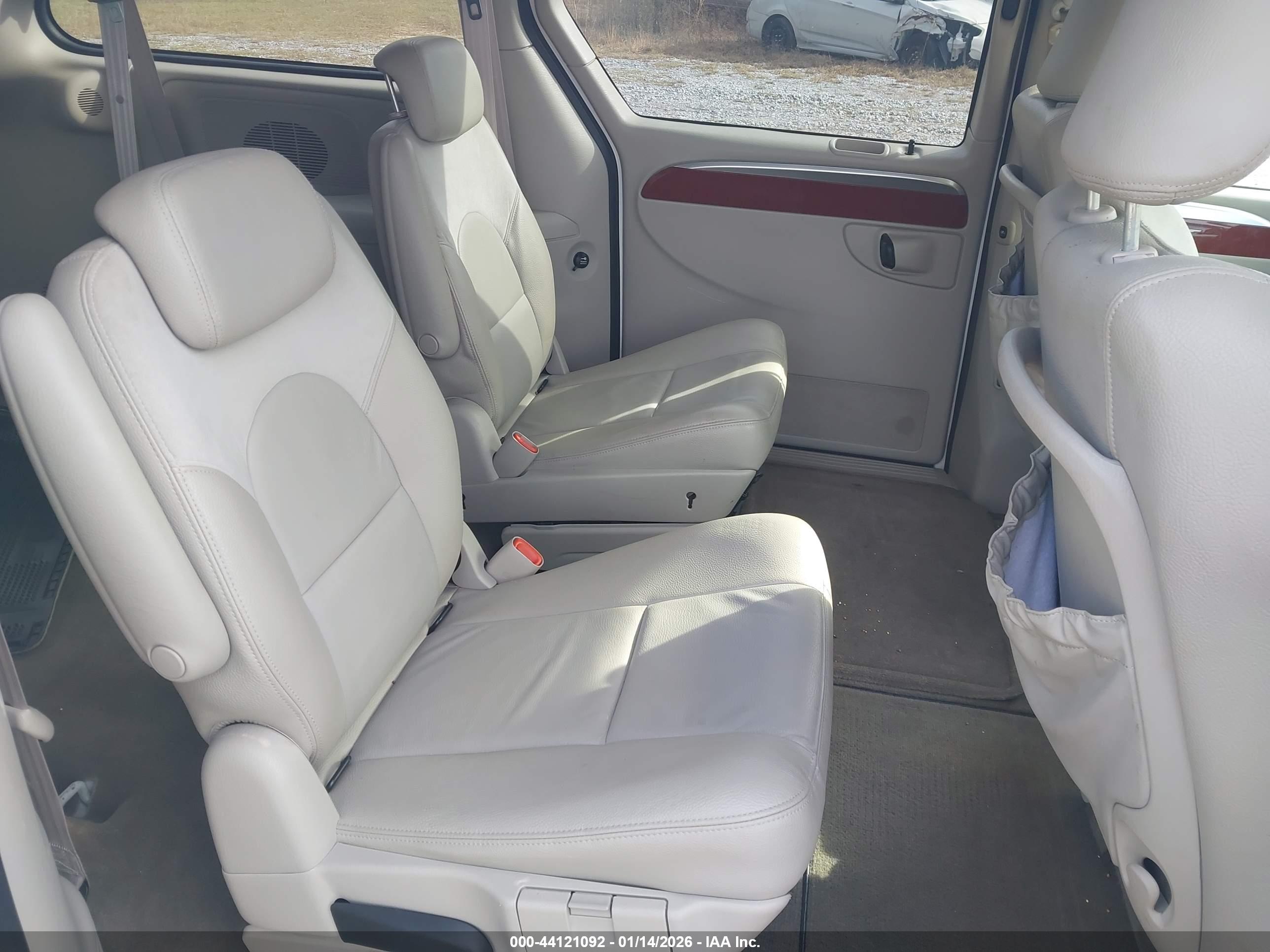 CHRYSLER TOWN image 8